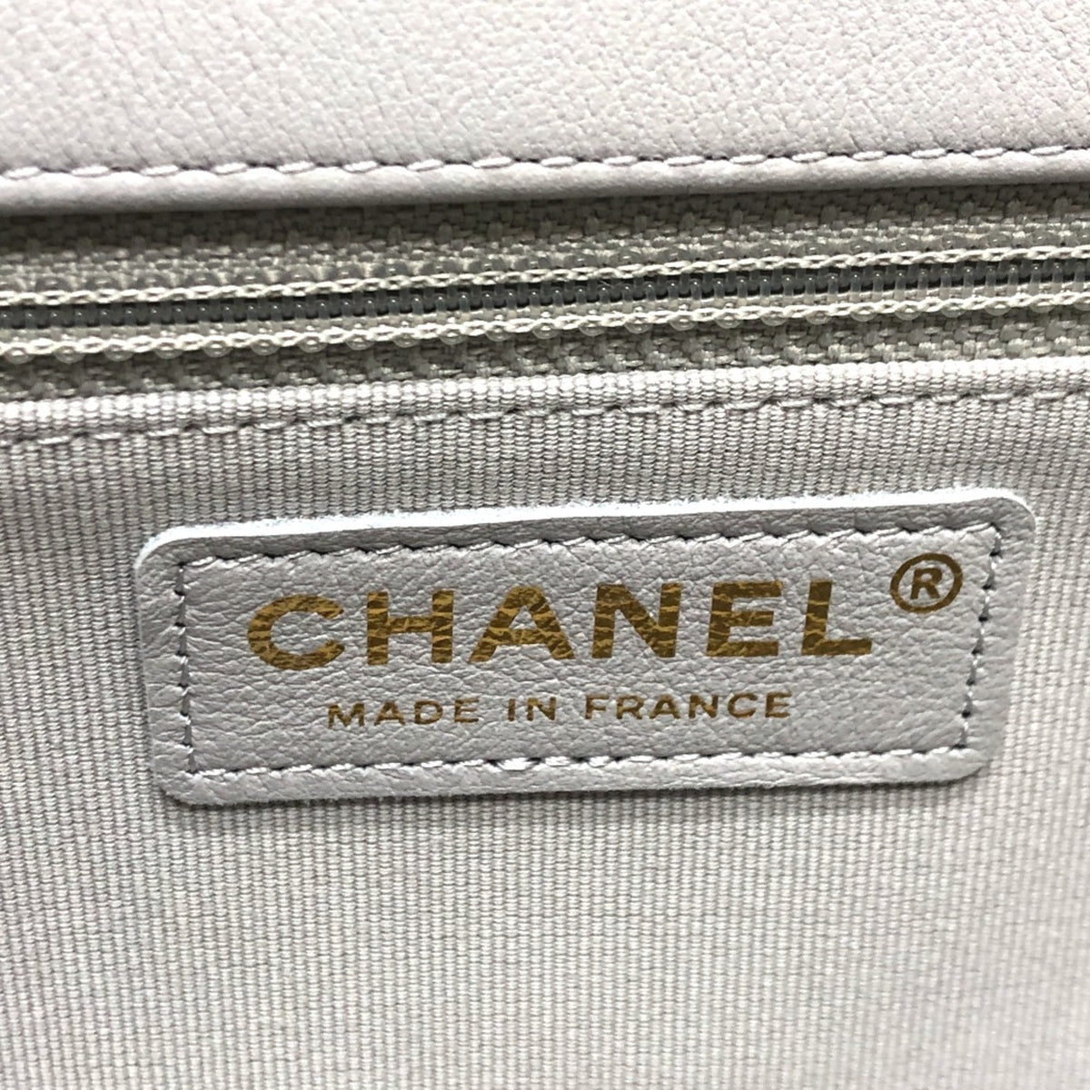 Chanel Gray Leather Shoulder Bag (Pre-Owned)