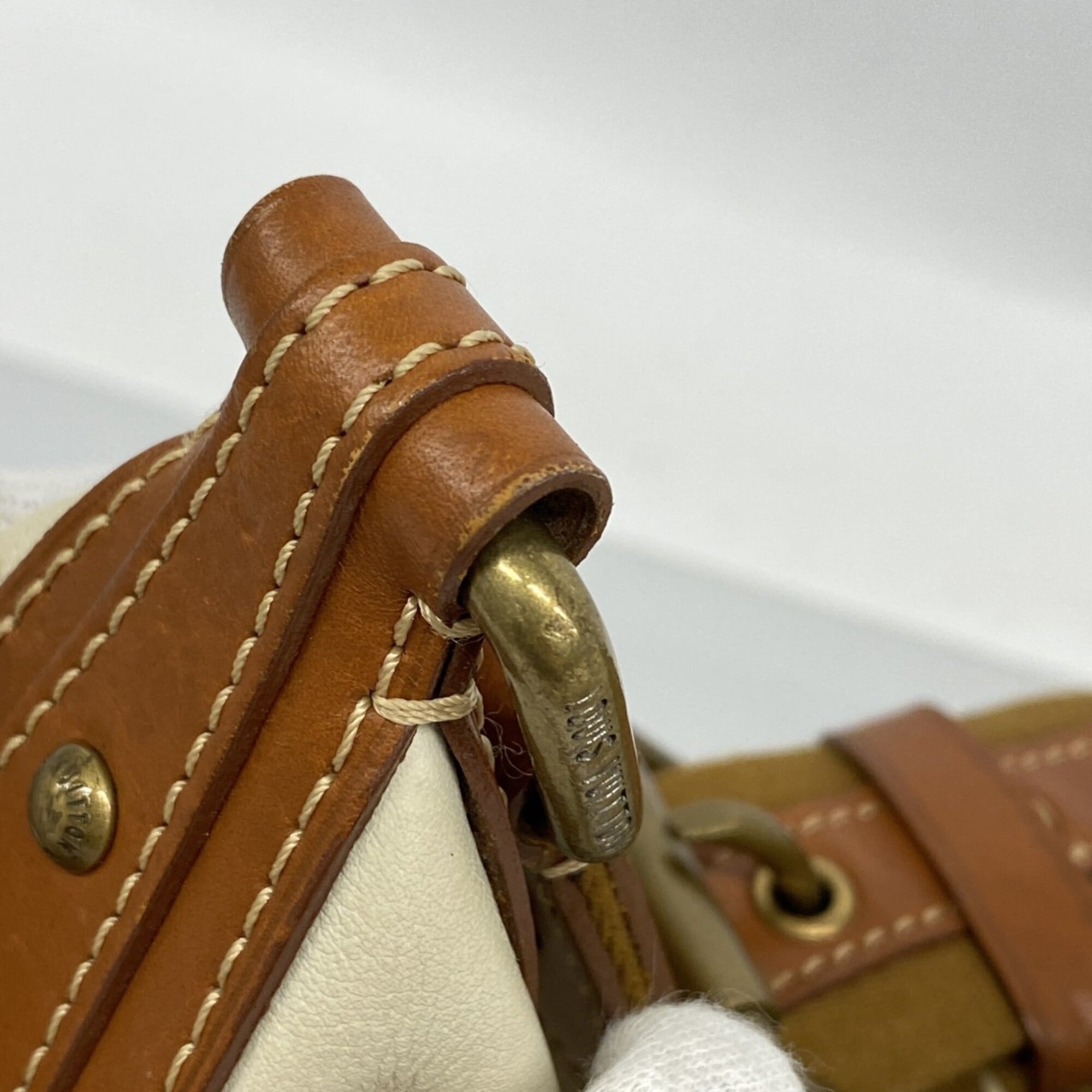 Louis Vuitton Blanc Shoulder Bag (Pre-Owned)