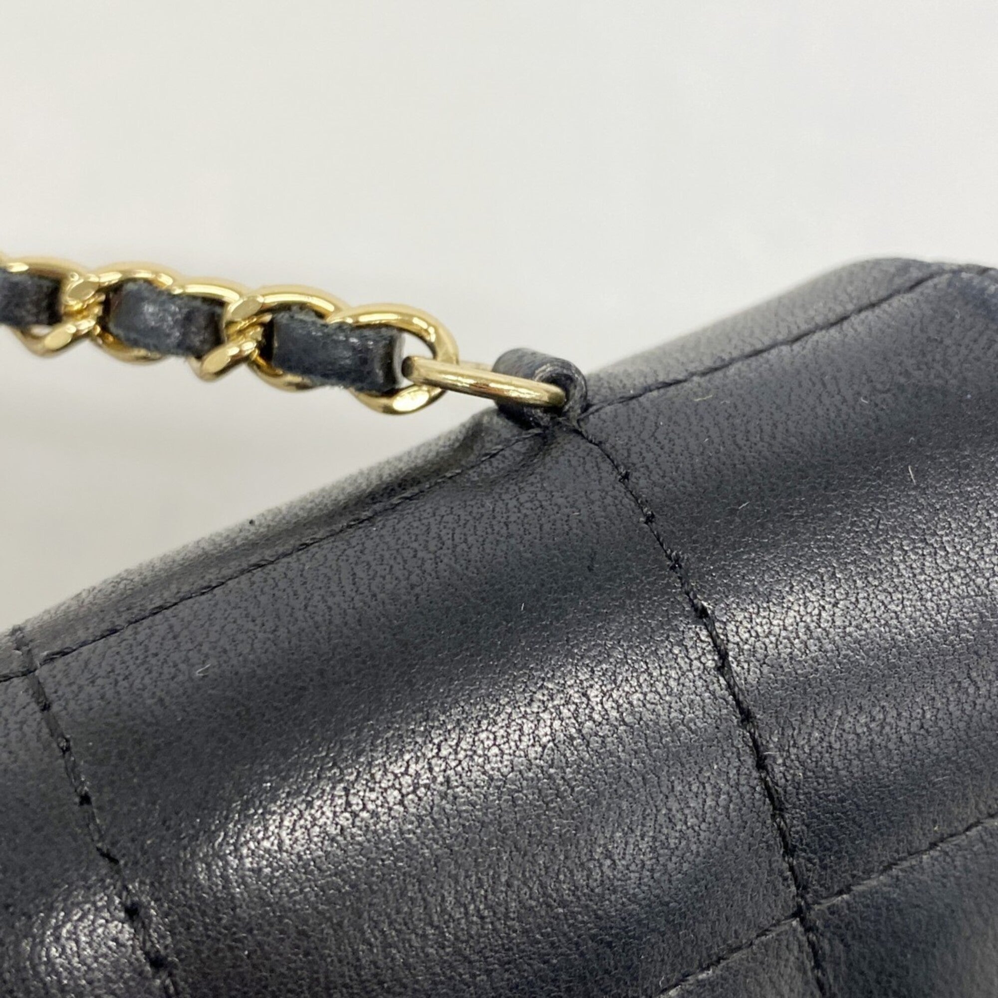 Chanel Black Leather Shoulder Bag (Pre-Owned)