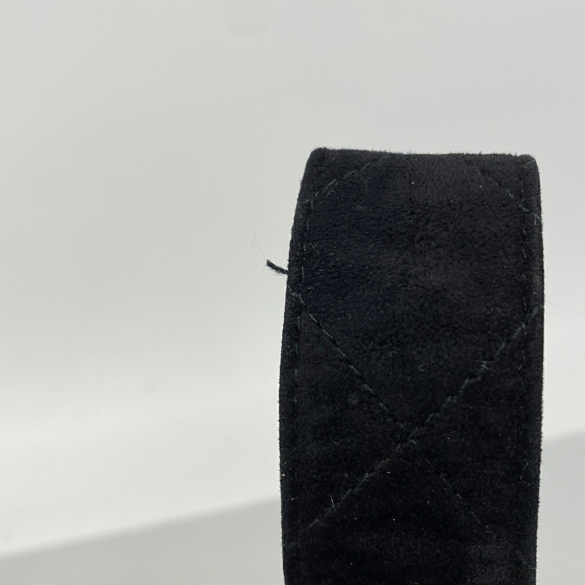 Chanel Black Suede Shoulder Bag (Pre-Owned)