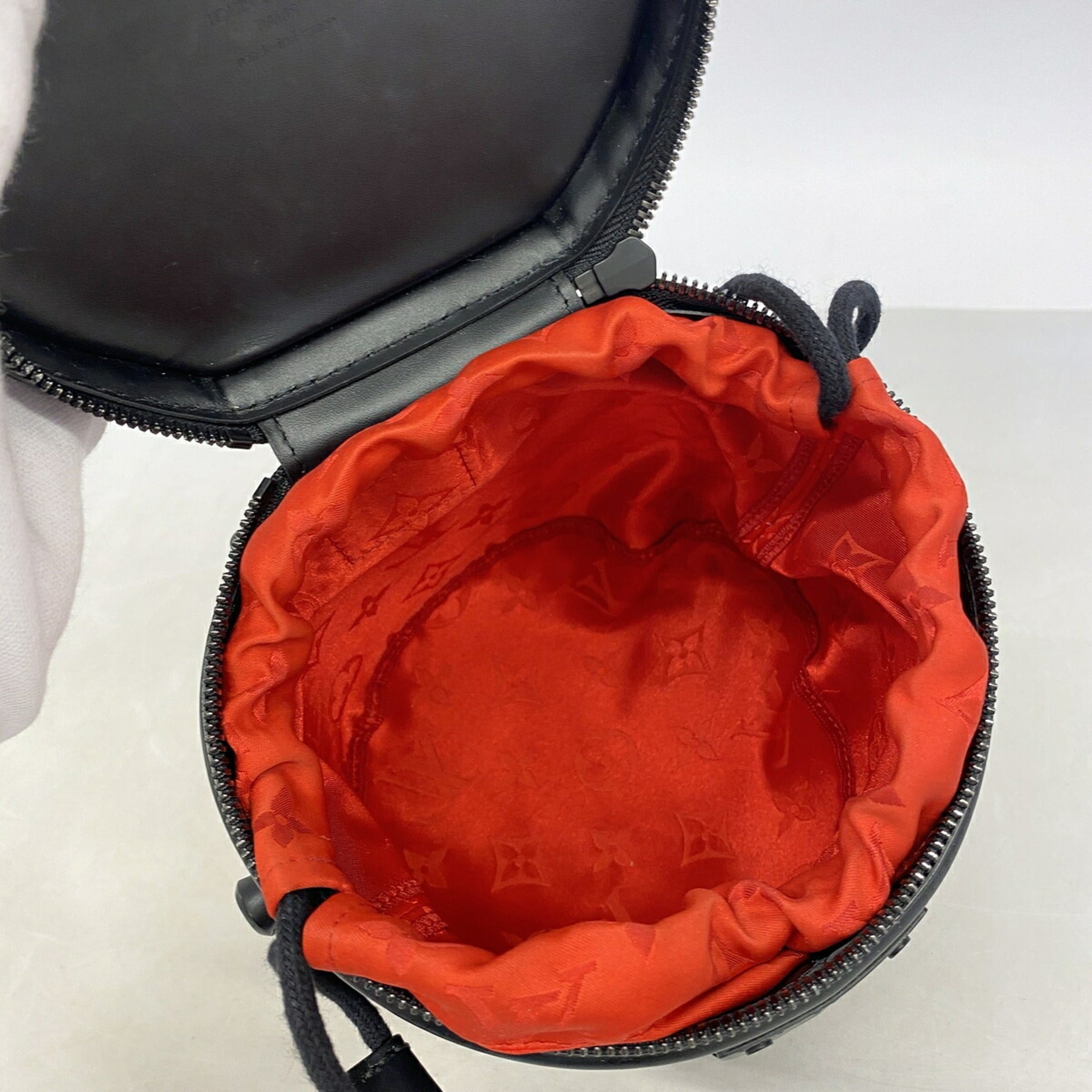 Louis Vuitton Black Handbag (Pre-Owned)