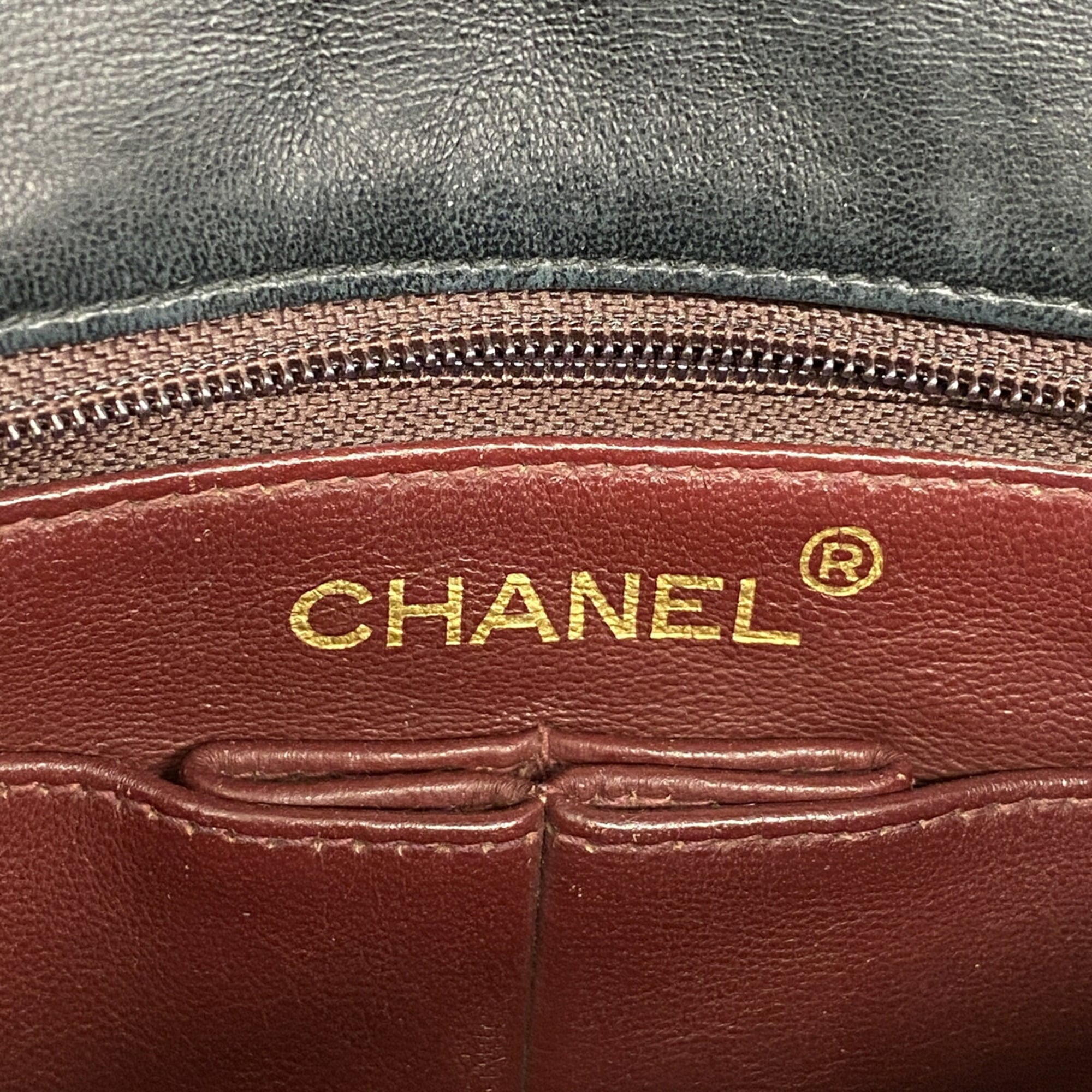 Chanel Black Leather Shoulder Bag (Pre-Owned)