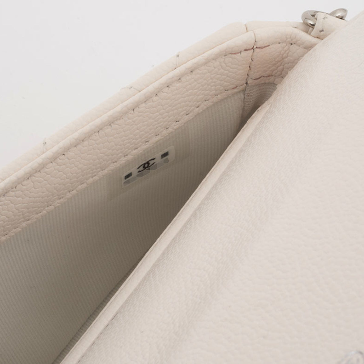 Chanel Matelasse White Caviar Leather Shoulder Bag (Pre-Owned)
