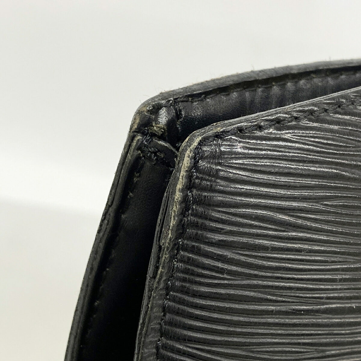 Louis Vuitton Noir Shoulder Bag (Pre-Owned)