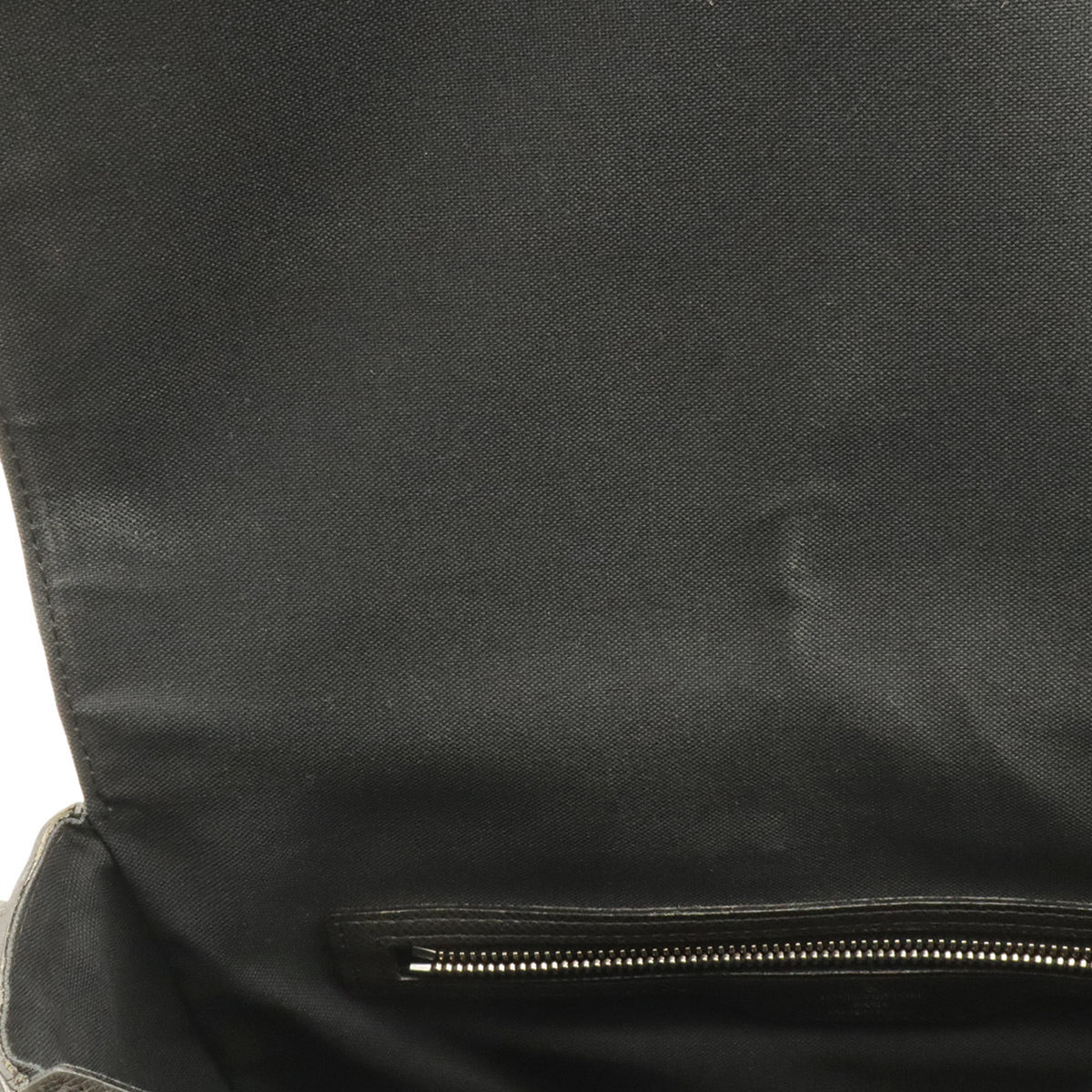 Louis Vuitton Taiga Boreal Taiga Leather Handbag Shoulder Bag (Pre-Owned)