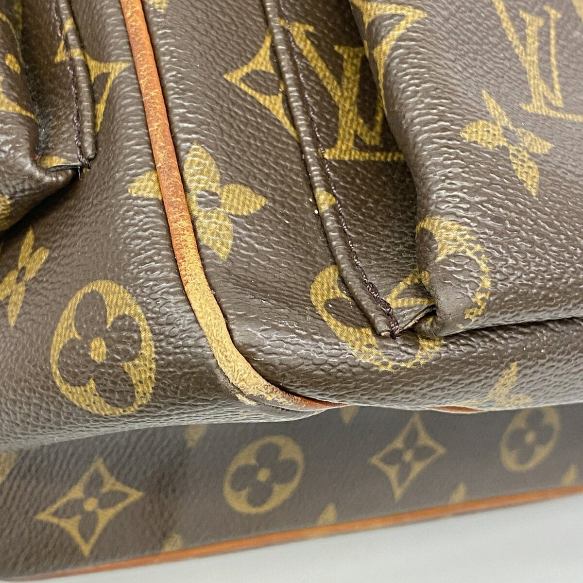 Louis Vuitton Brown Shoulder Bag (Pre-Owned)