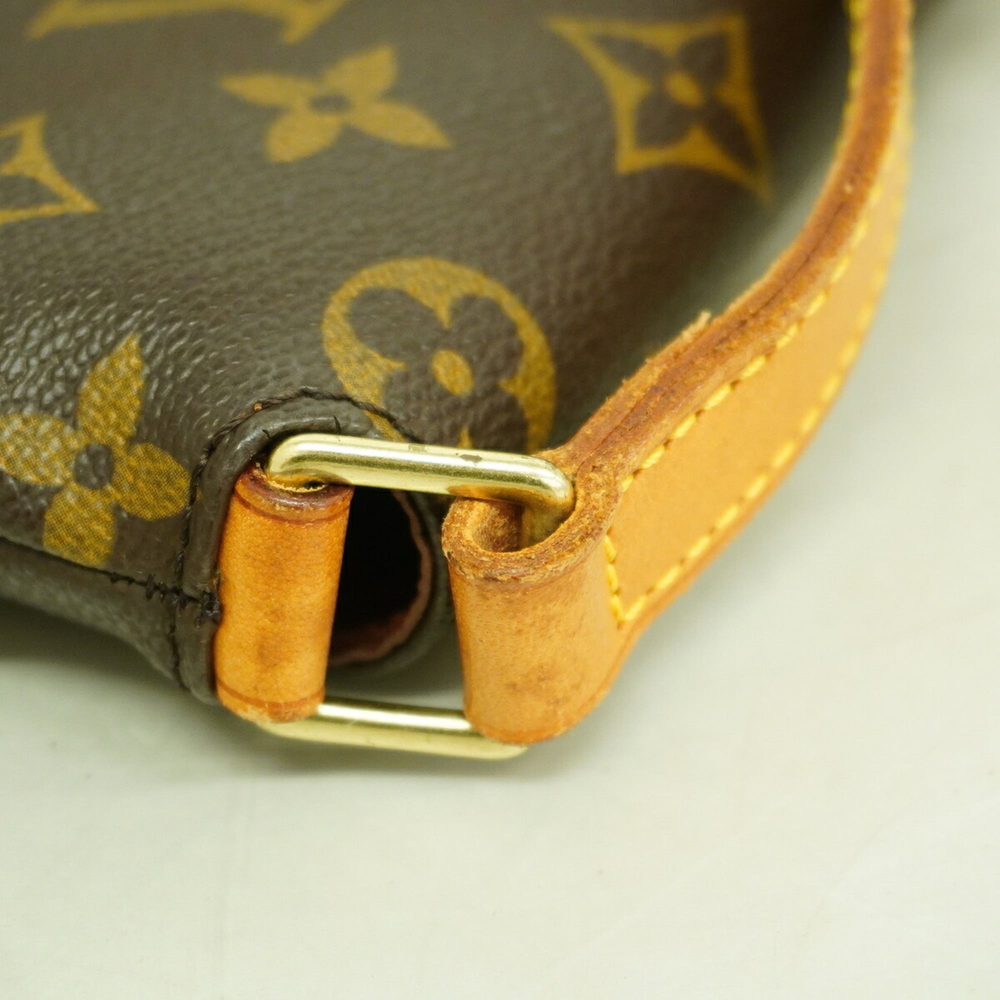 Louis Vuitton Brown Shoulder Bag (Pre-Owned)