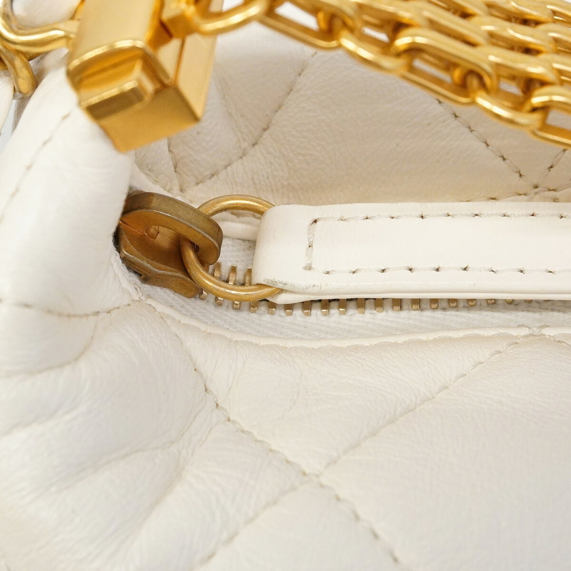 Chanel White Leather Handbag (Pre-Owned)