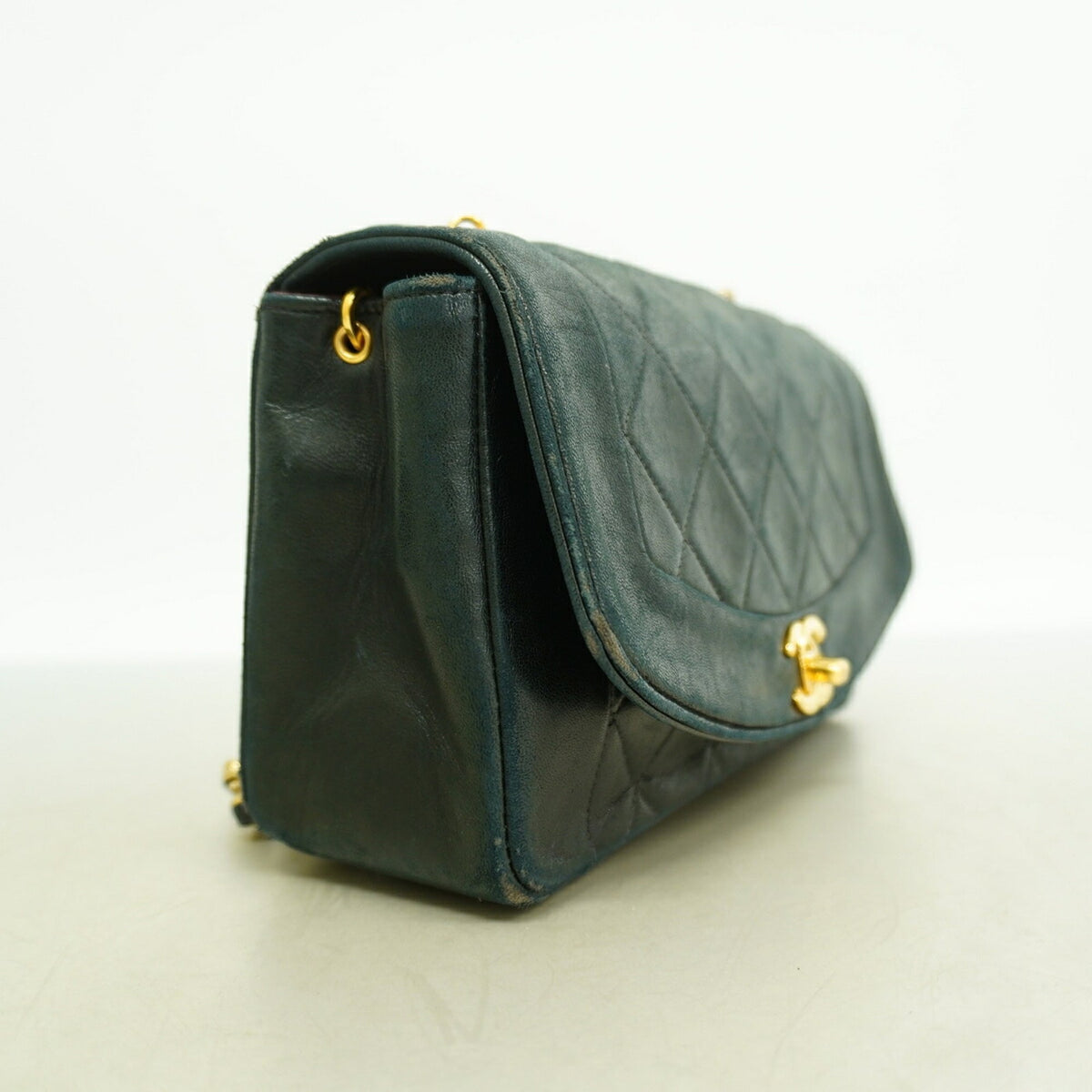 Chanel Black Leather Shoulder Bag (Pre-Owned)