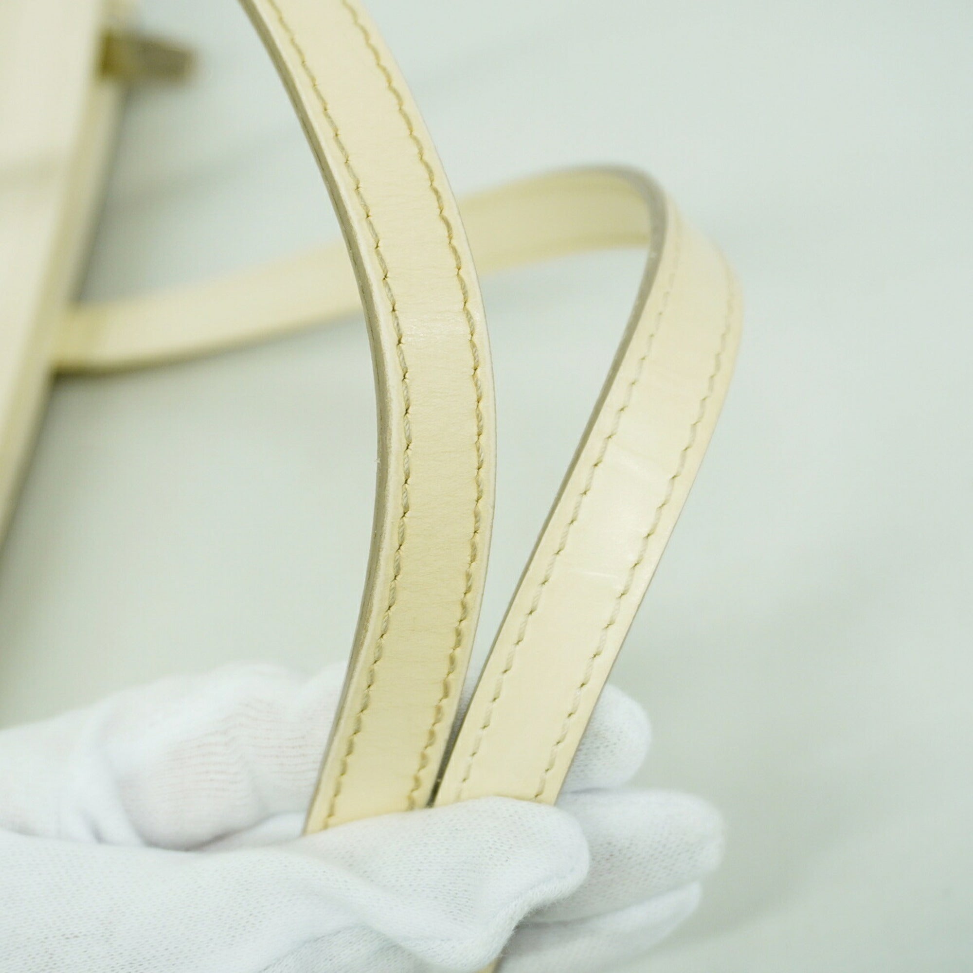 Louis Vuitton Lv Off White Tote Bag (Pre-Owned)