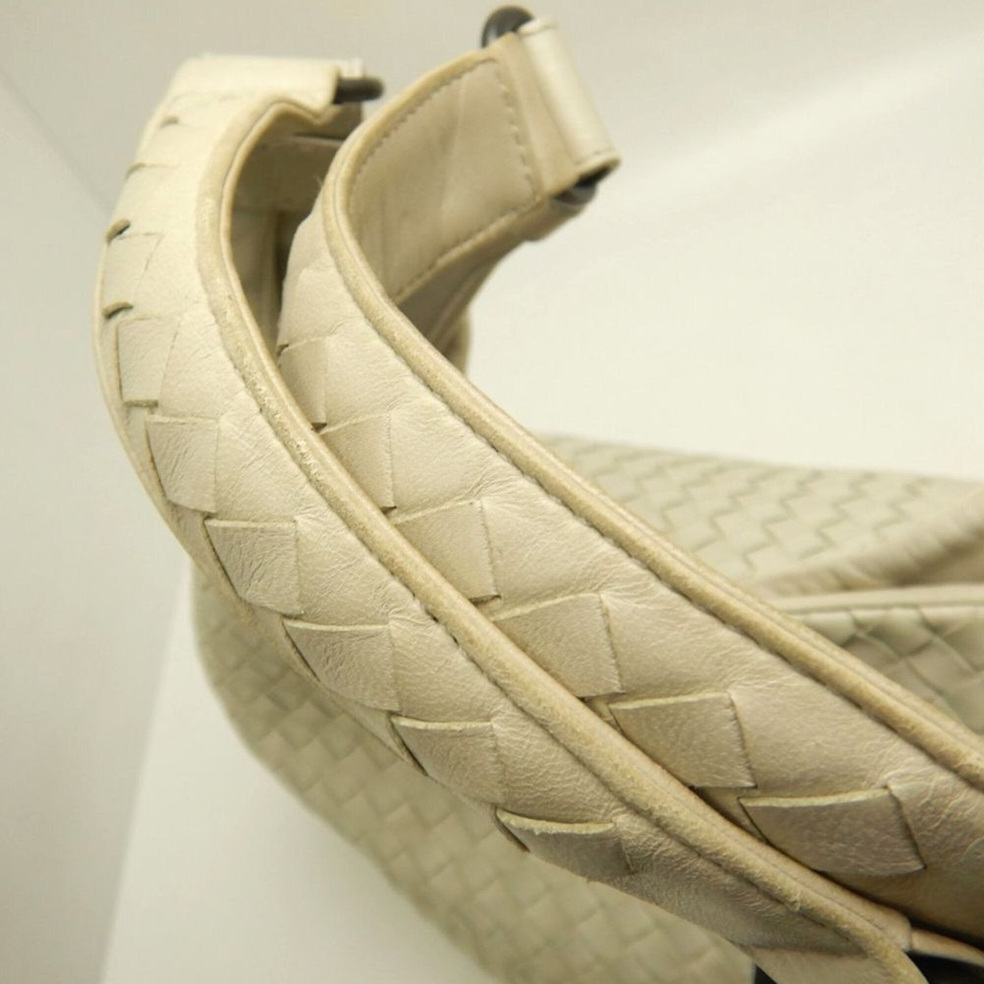 Bottega Veneta Intrecciato Ivory Leather Shoulder Bag (Pre-Owned)