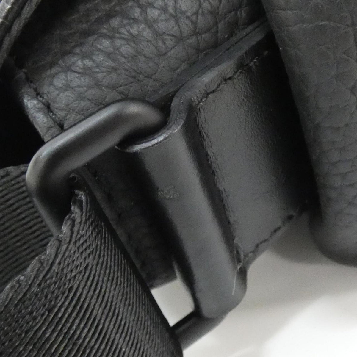 Louis Vuitton Black Leather Shoulder Bag (Pre-Owned)