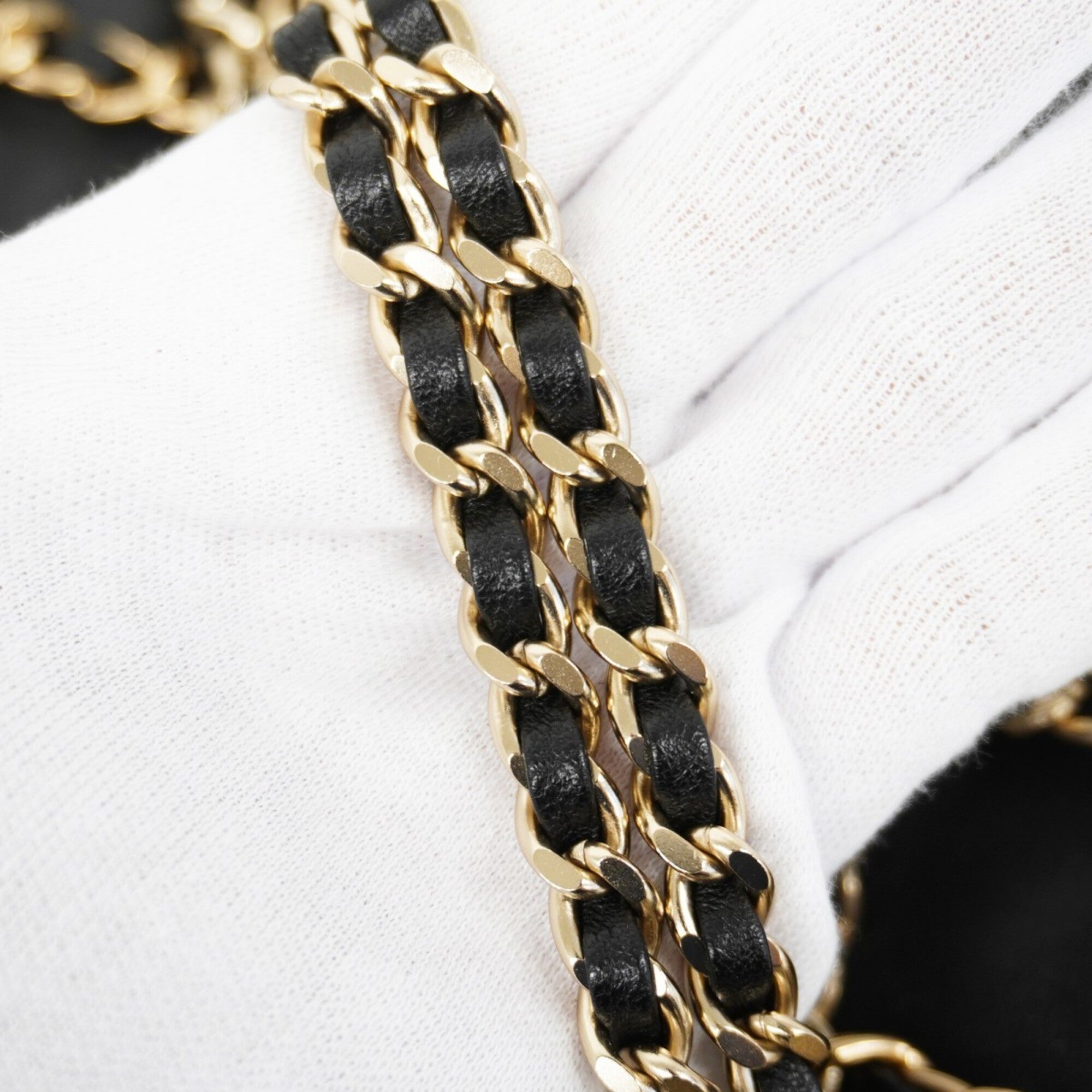 Chanel Black Leather Shoulder Bag (Pre-Owned)