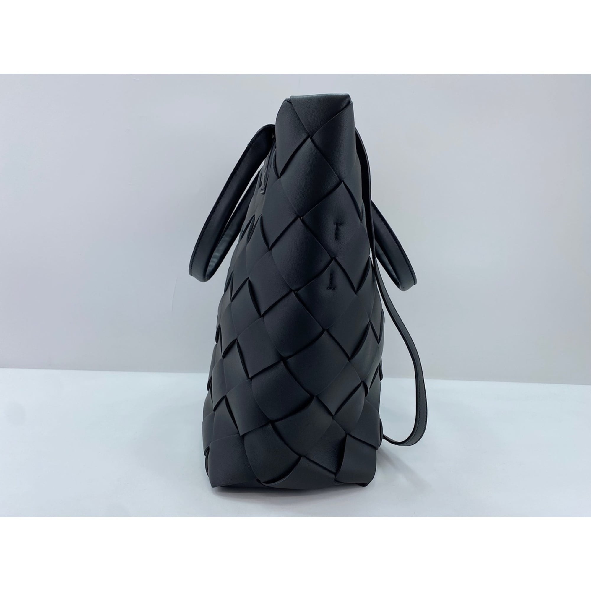 Bottega Veneta Black Shoulder Bag (Pre-Owned)