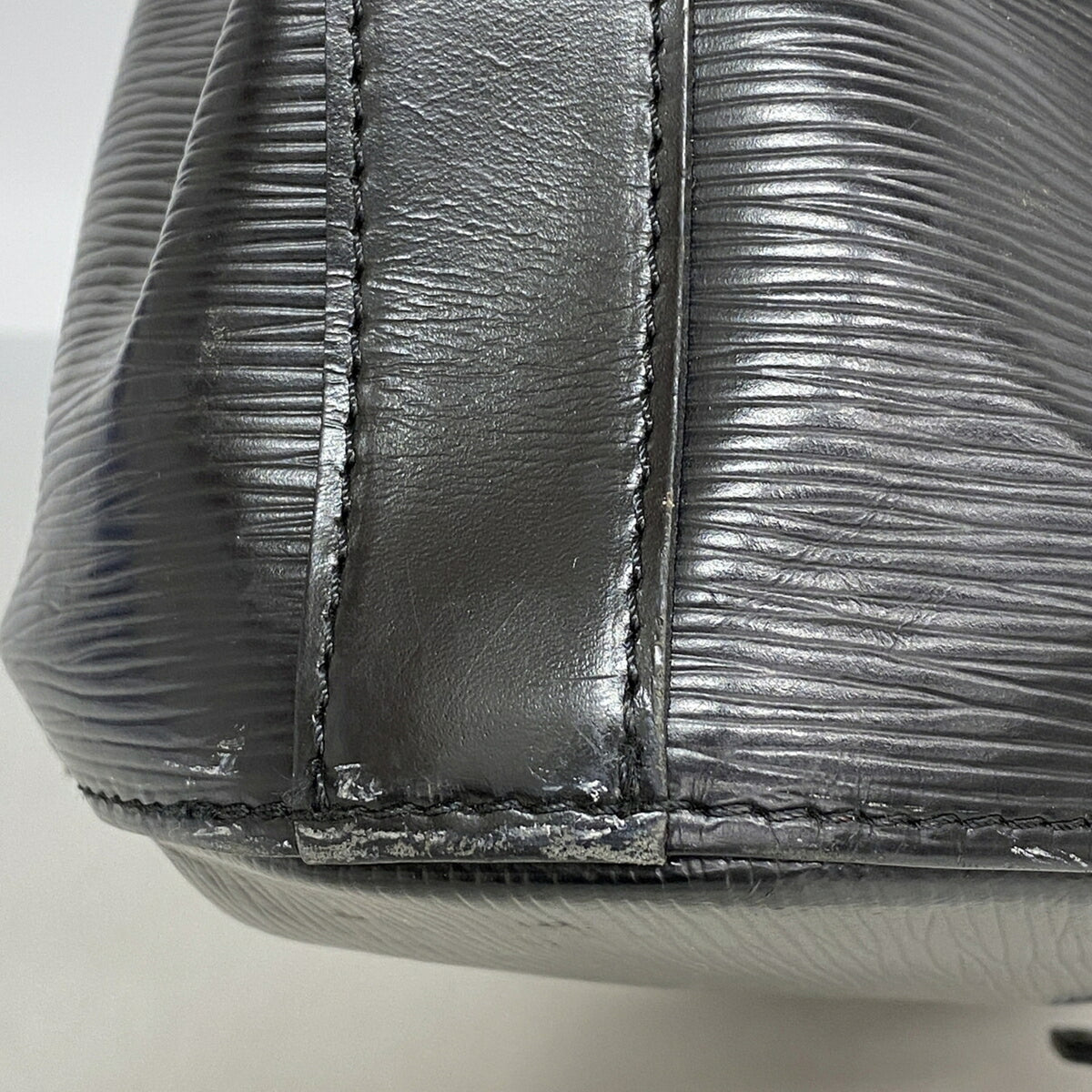 Louis Vuitton Noir Shoulder Bag (Pre-Owned)