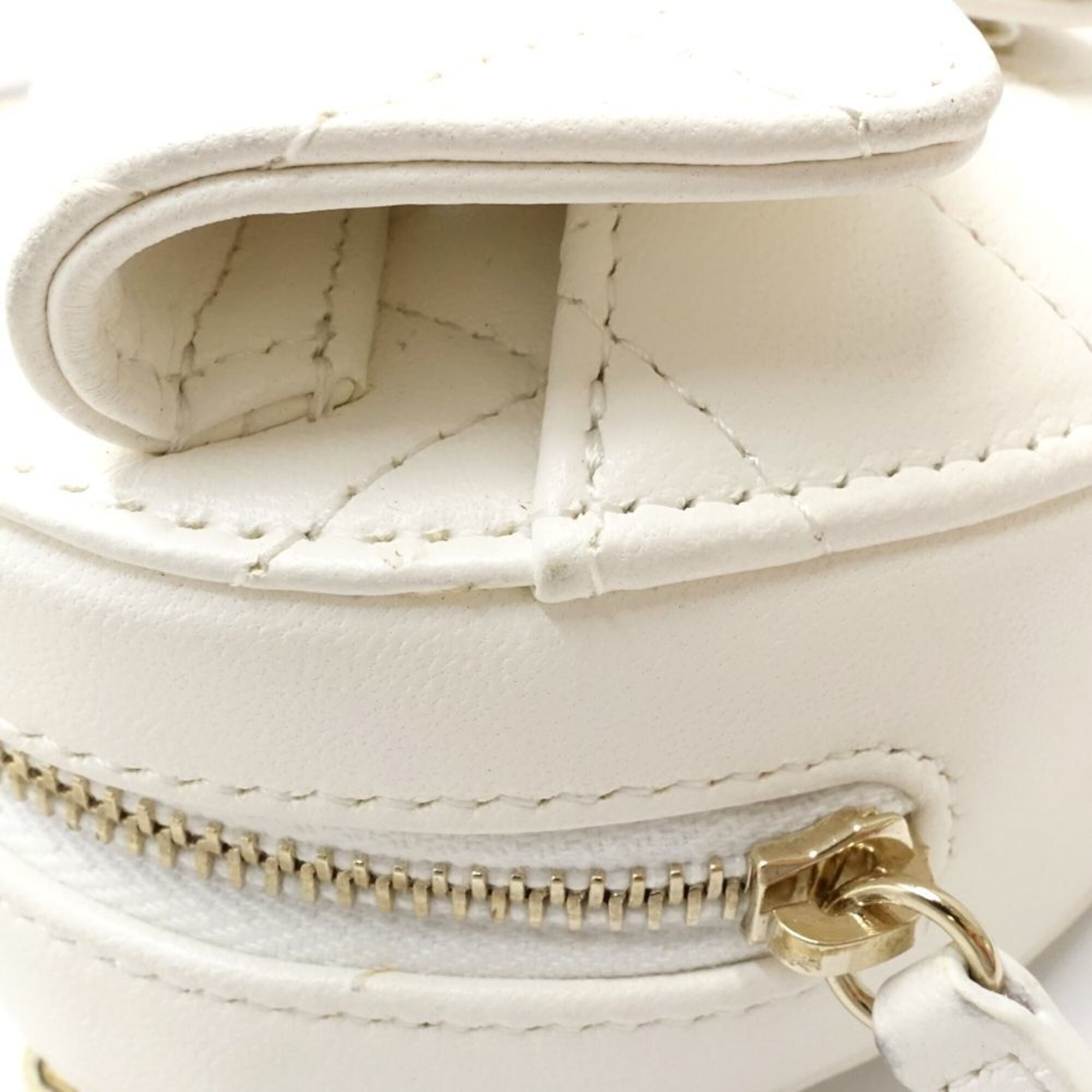 Chanel White Leather Fanny Pack Sling Bag (Pre-Owned)