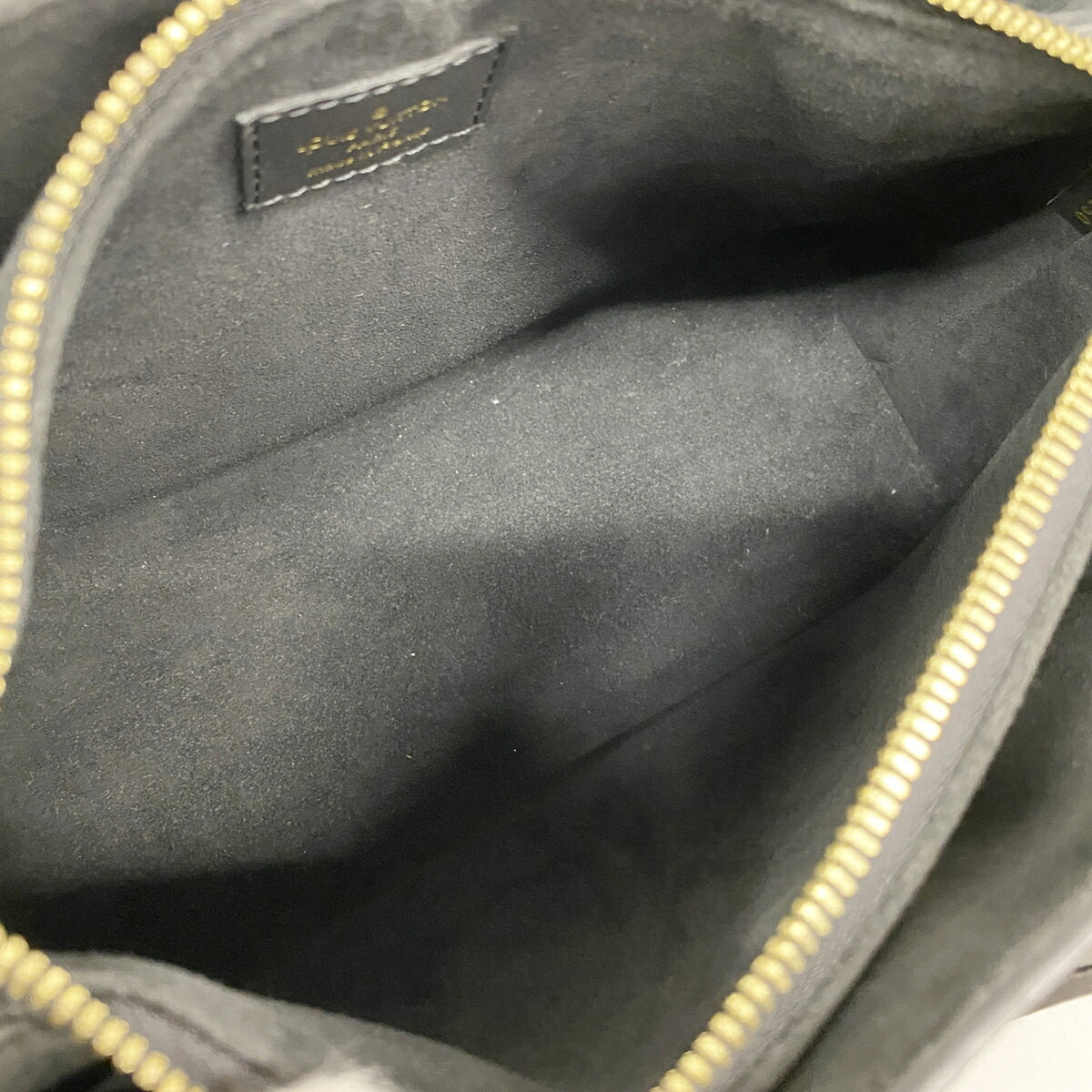 Louis Vuitton Noir Handbag (Pre-Owned)