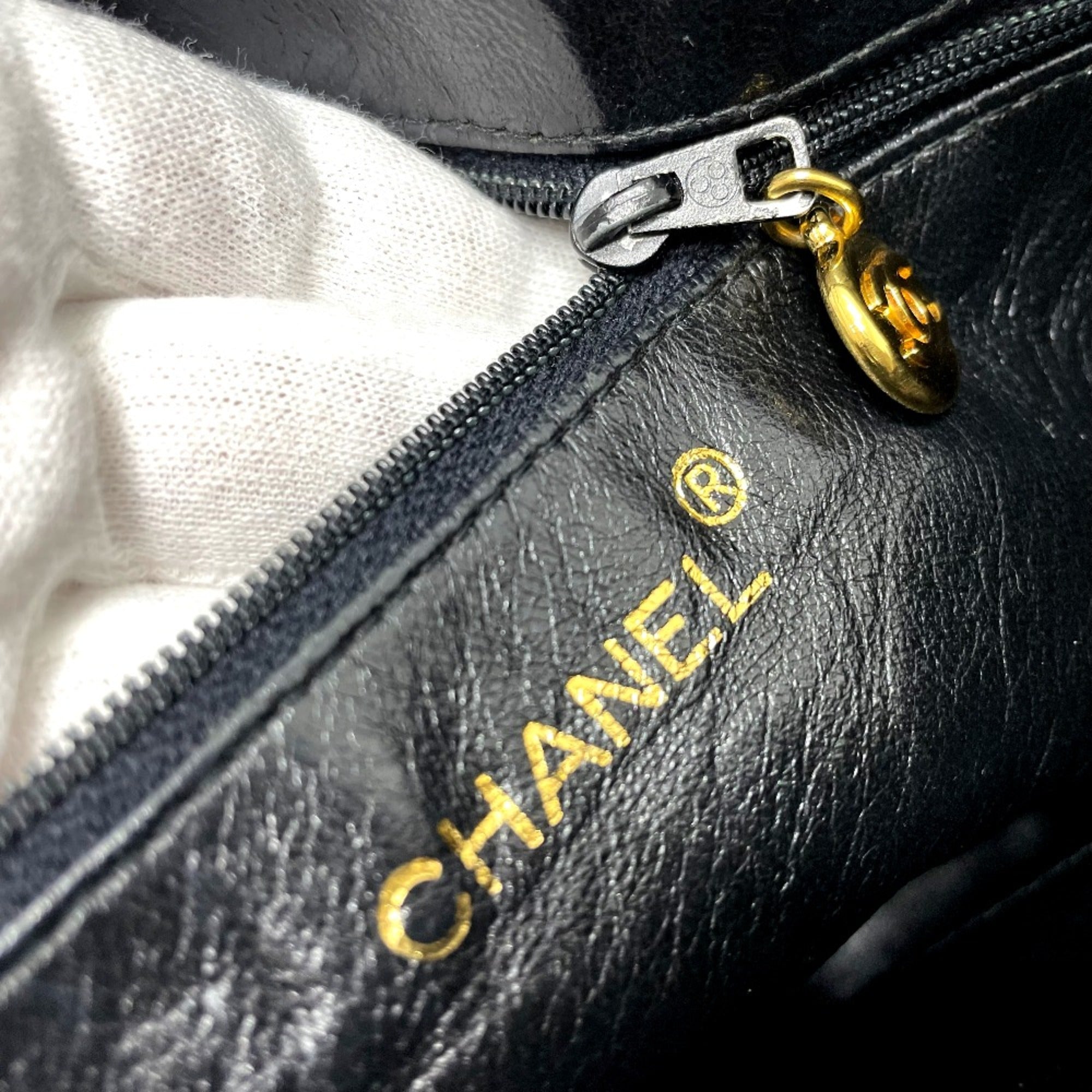 Chanel Black Leather Shoulder Bag (Pre-Owned)