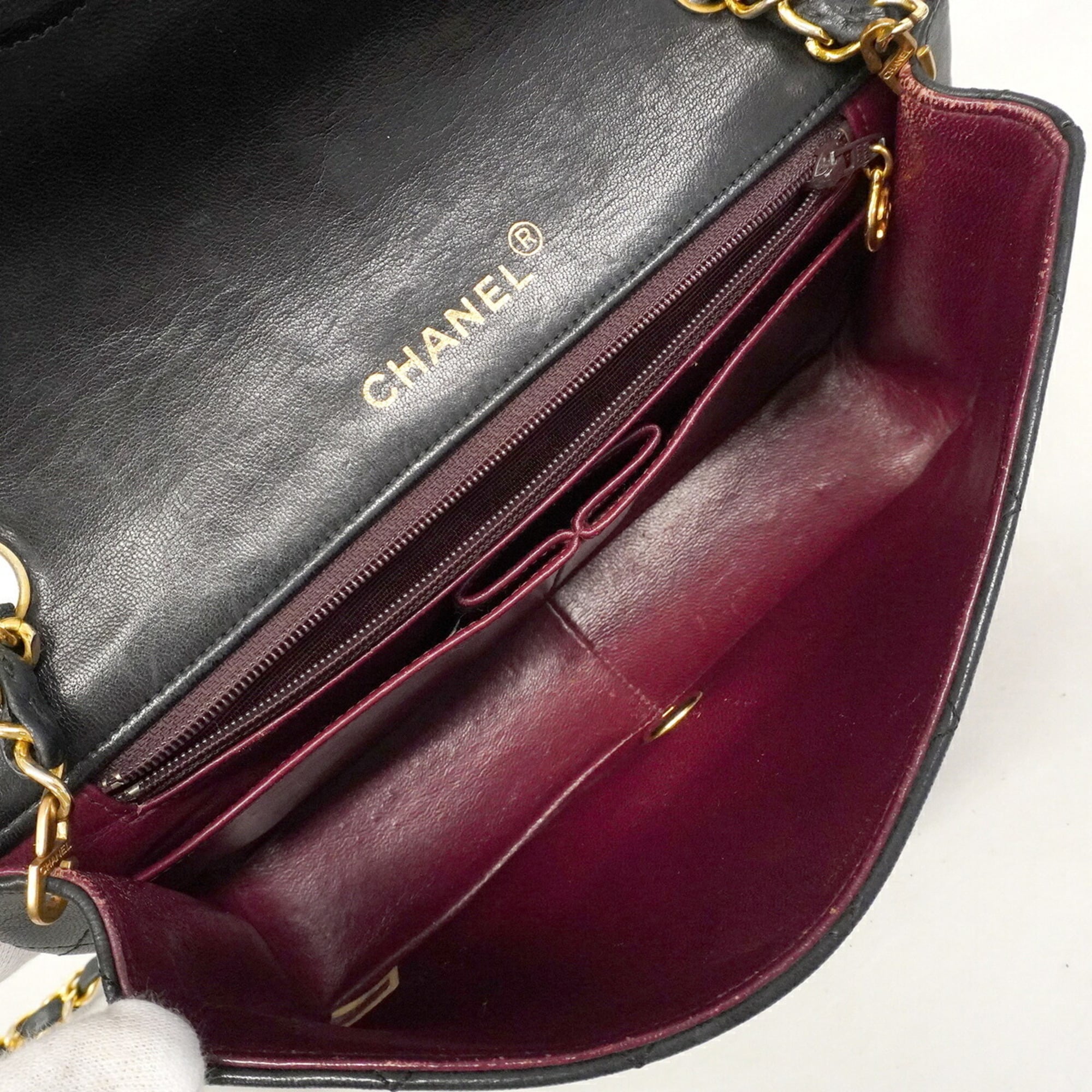 Chanel Black Leather Shoulder Bag (Pre-Owned)
