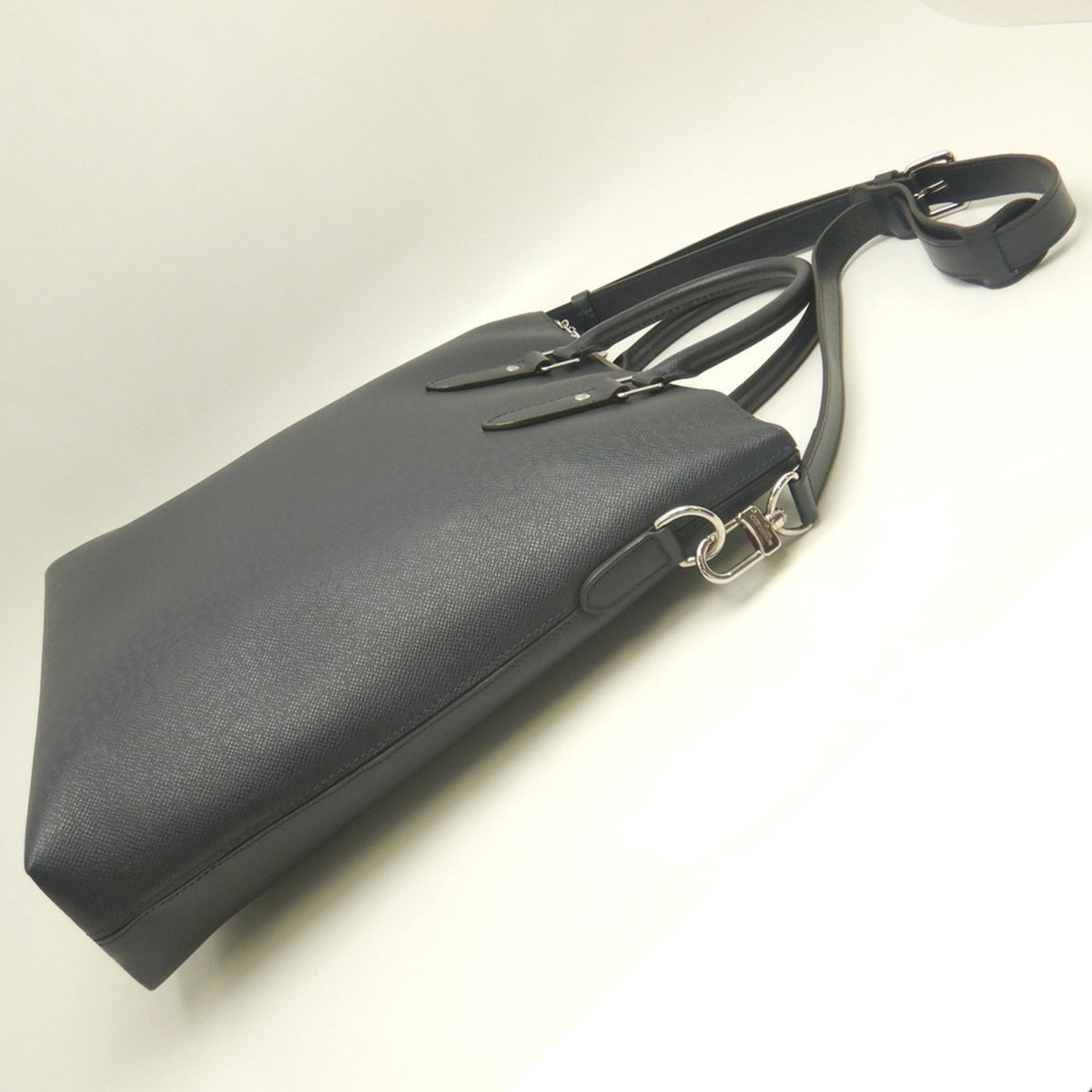 Louis Vuitton Navy Blue Taiga Leather Tote Bag (Pre-Owned)