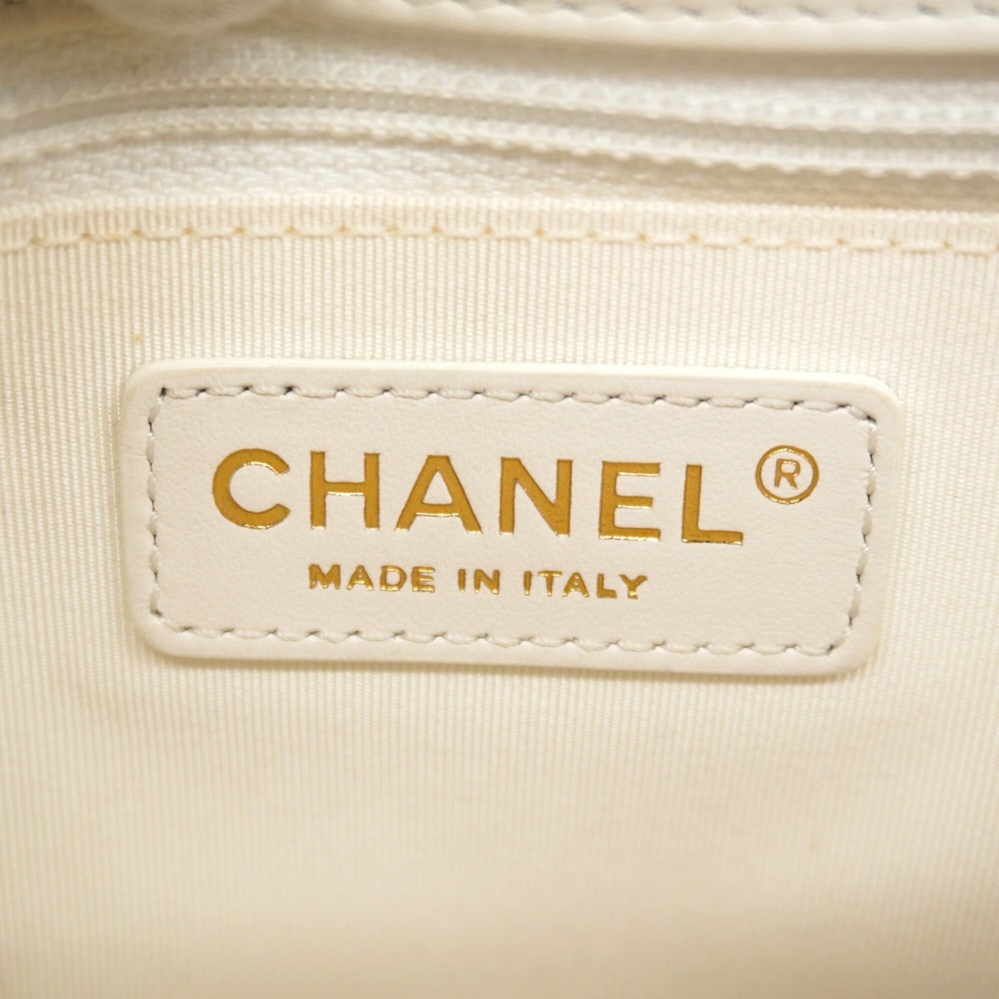Chanel White Leather Shoulder Bag (Pre-Owned)