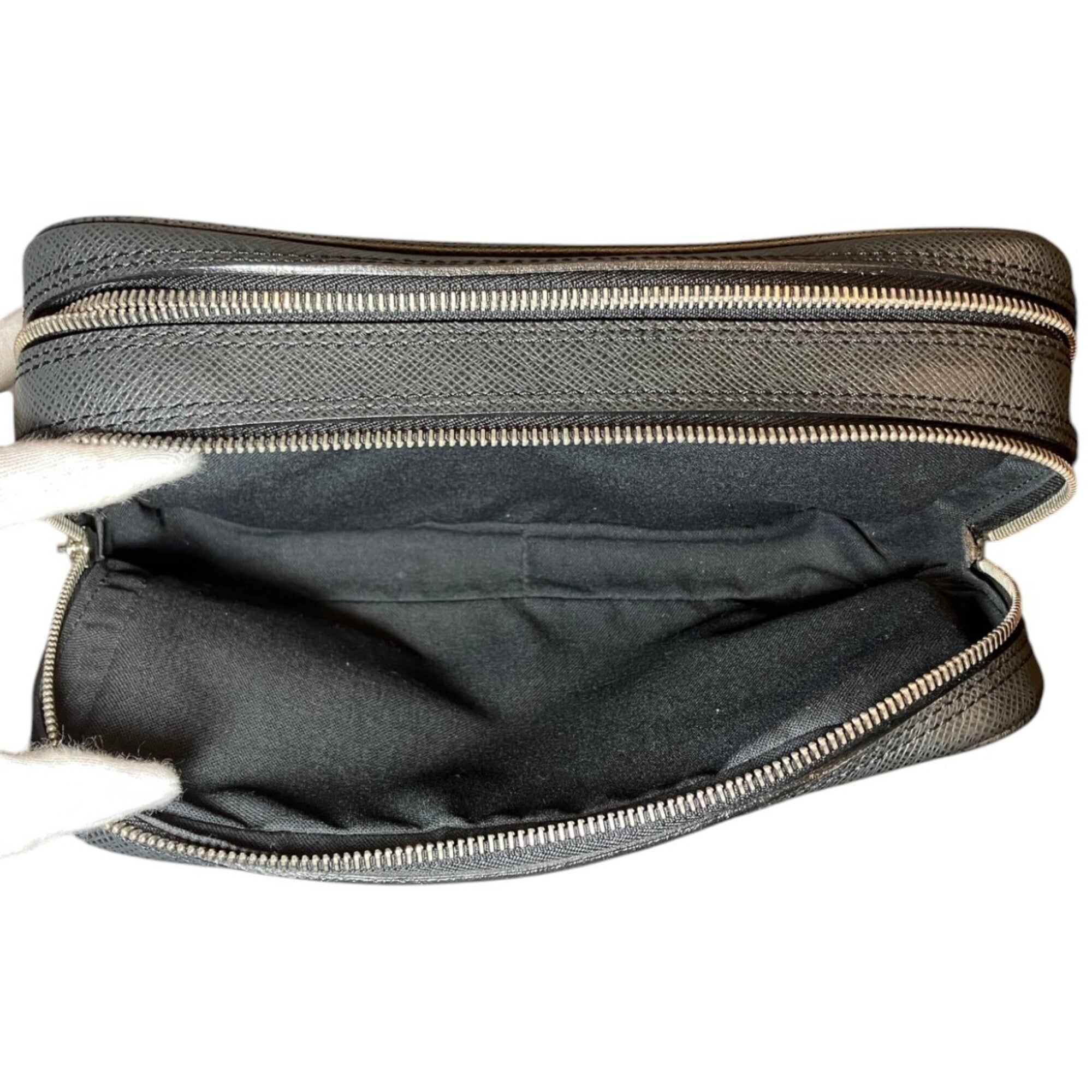 Louis Vuitton Taiga Ardoise Black Leather Clutch Bag (Pre-Owned)