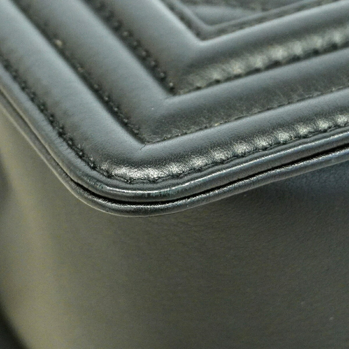 Chanel Black Leather Shoulder Bag (Pre-Owned)