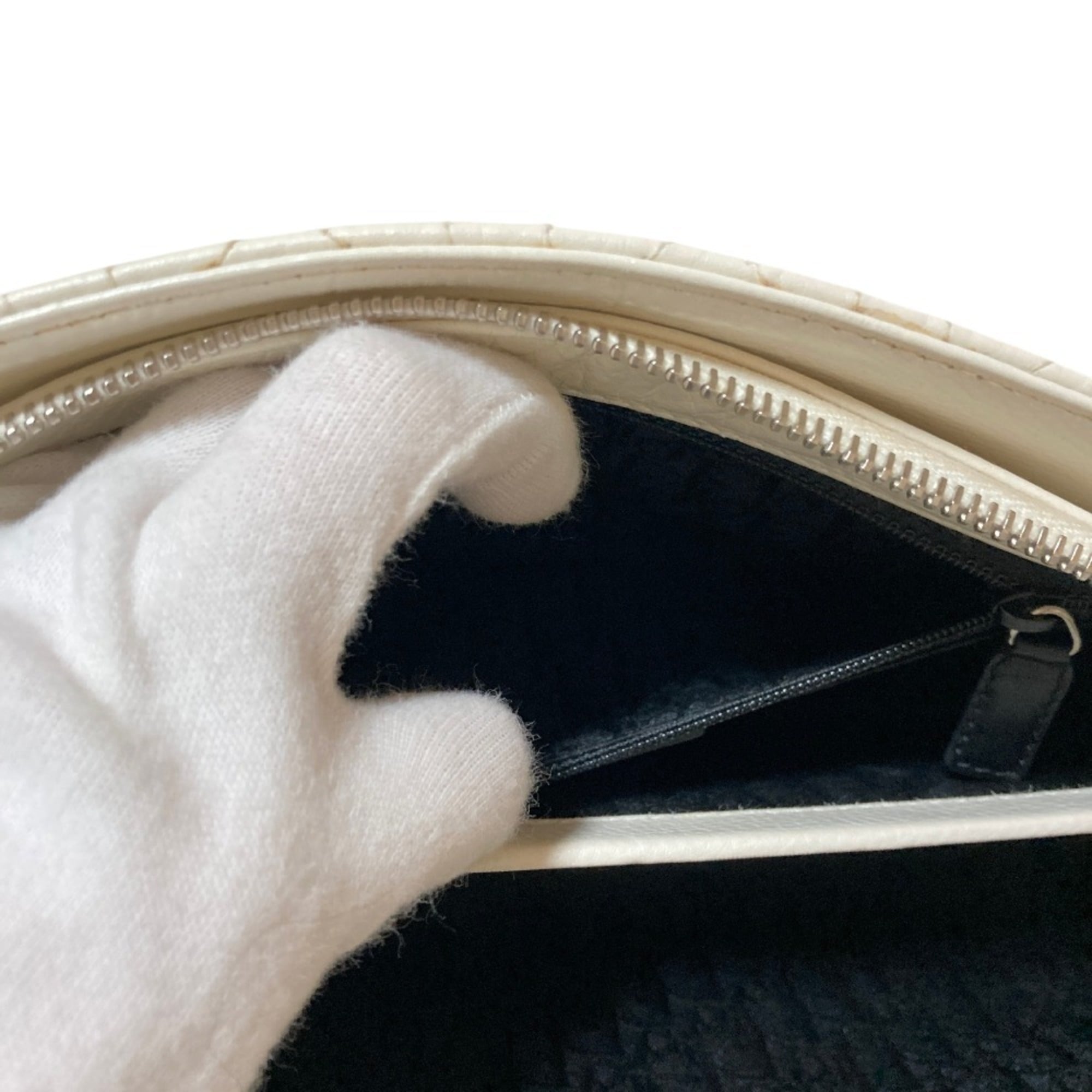 Christian Dior White Handbag (Pre-Owned)