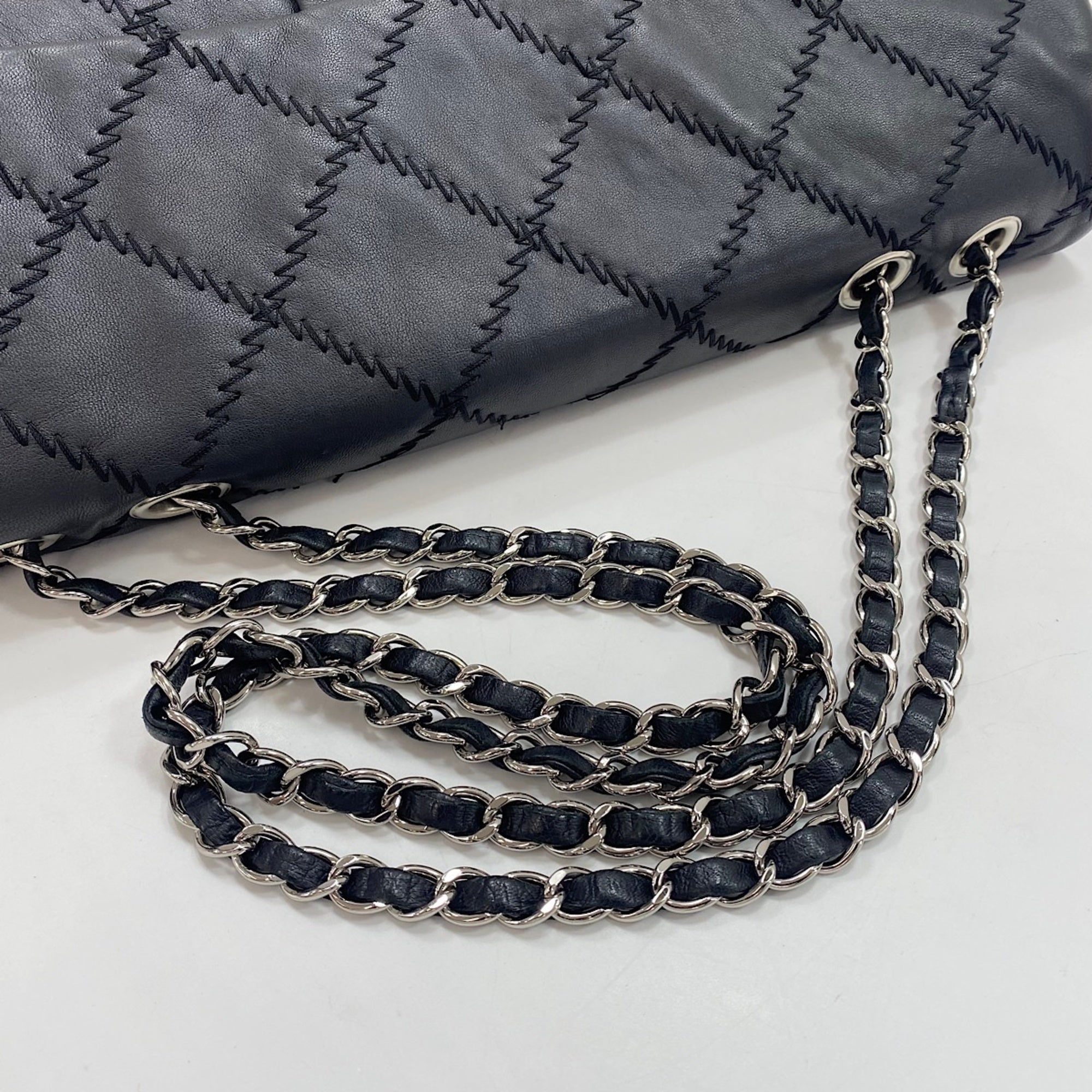 Chanel Black Shoulder Bag (Pre-Owned)