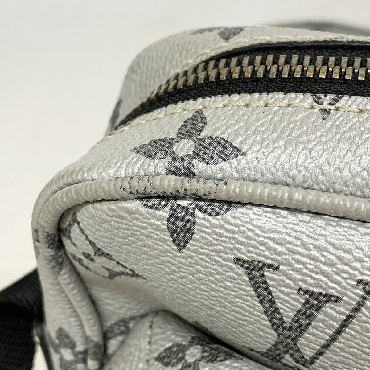 Louis Vuitton Silver Shoulder Bag (Pre-Owned)