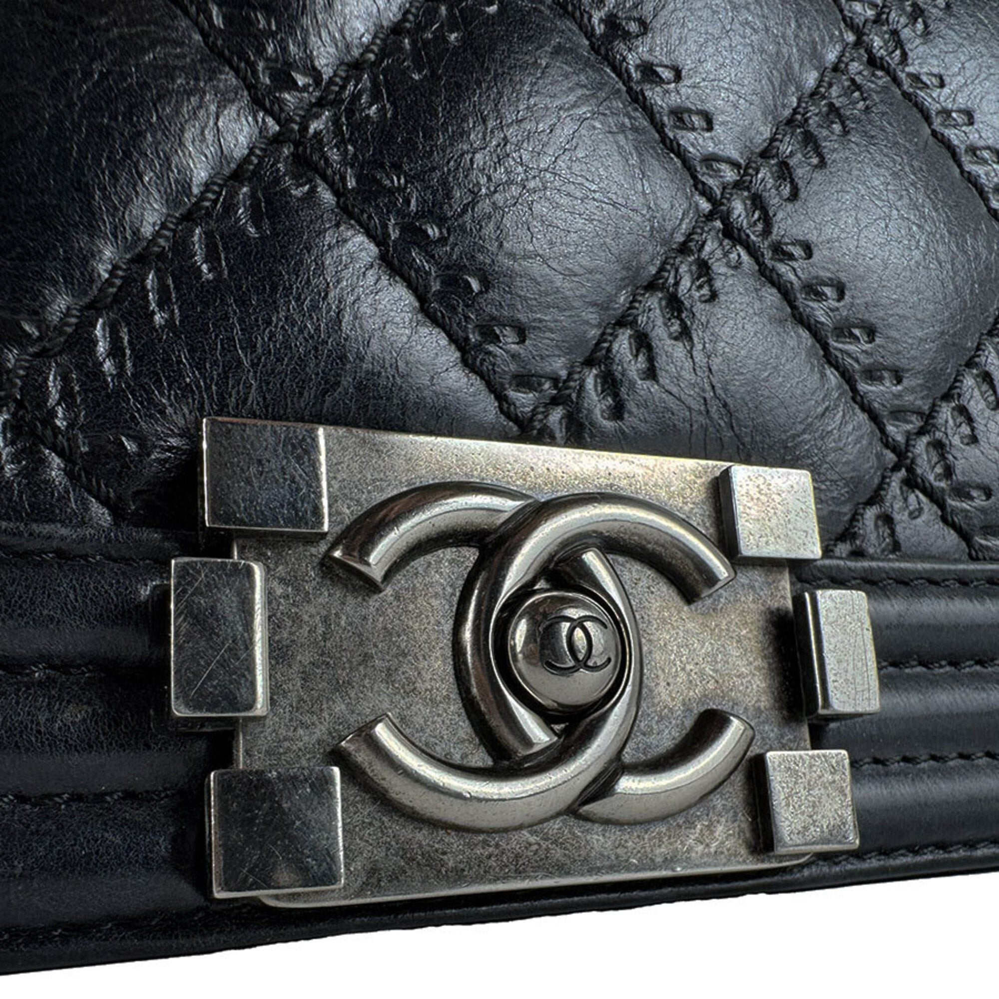 Chanel Black Leather Shoulder Bag (Pre-Owned)