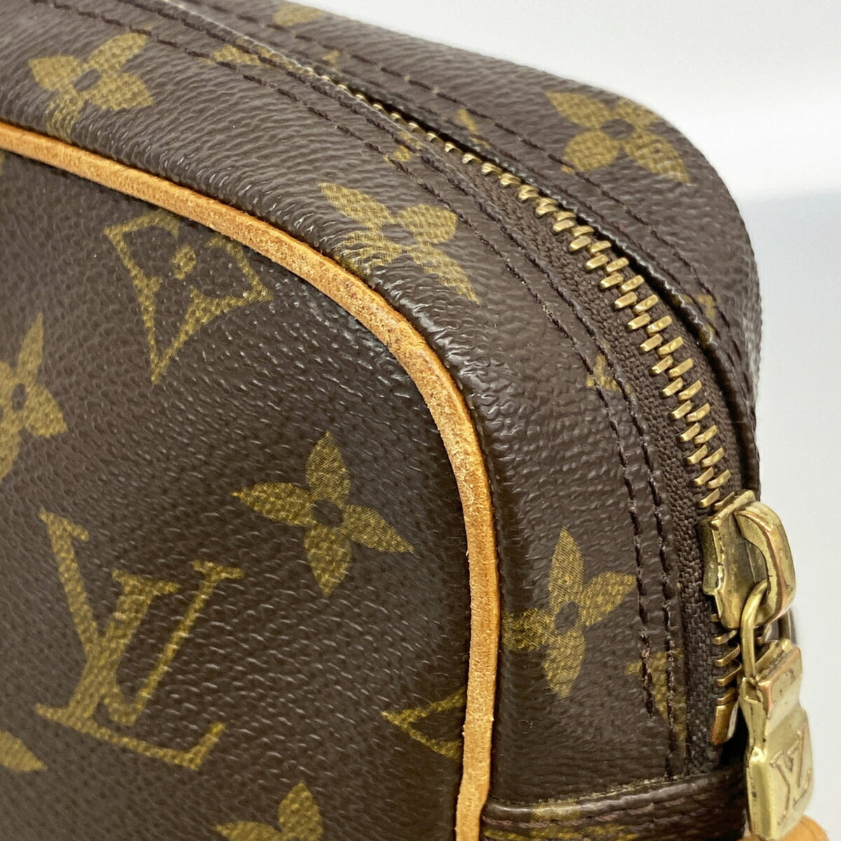Louis Vuitton Brown Shoulder Bag (Pre-Owned)