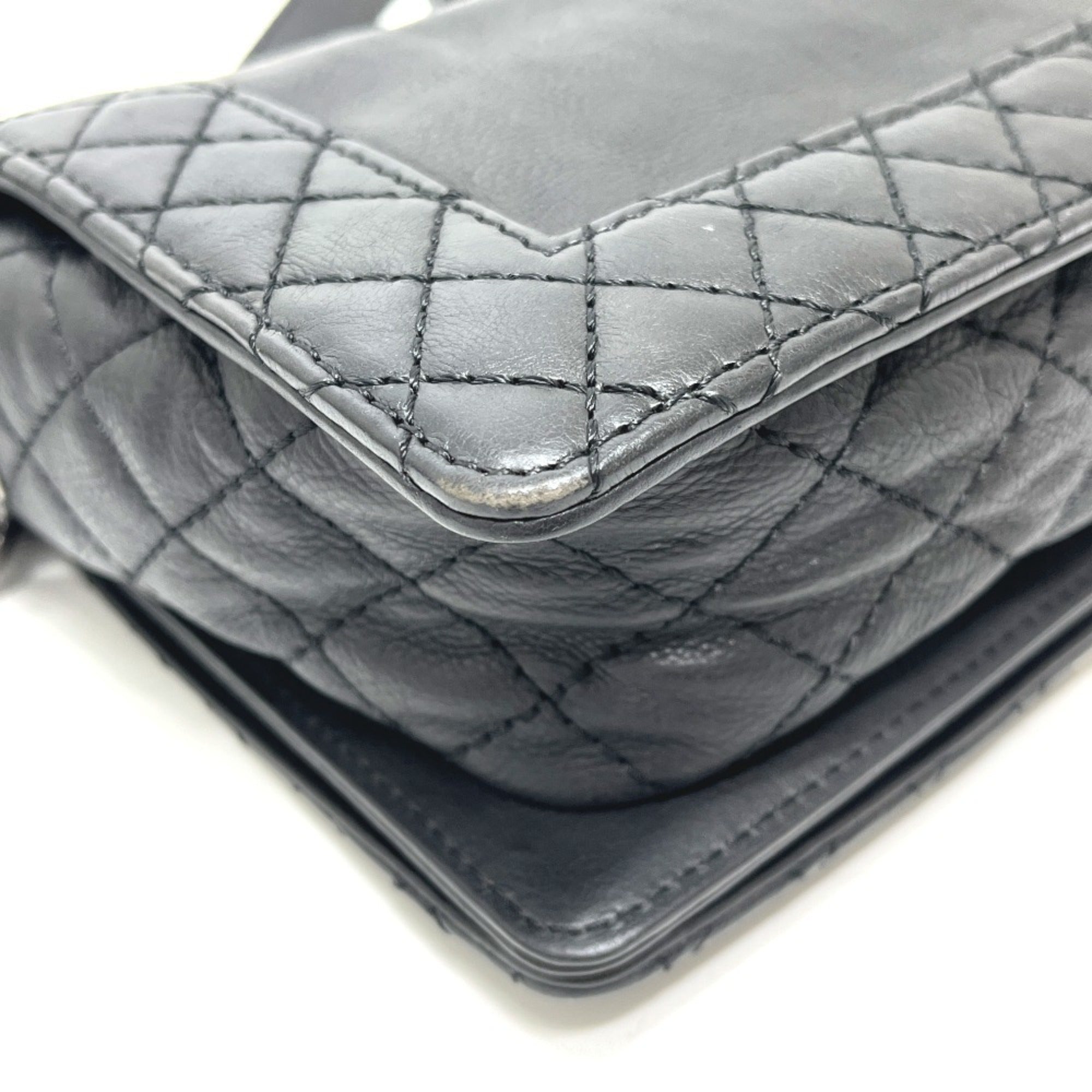Chanel Boy Chanel Black Leather Shoulder Bag (Pre-Owned)