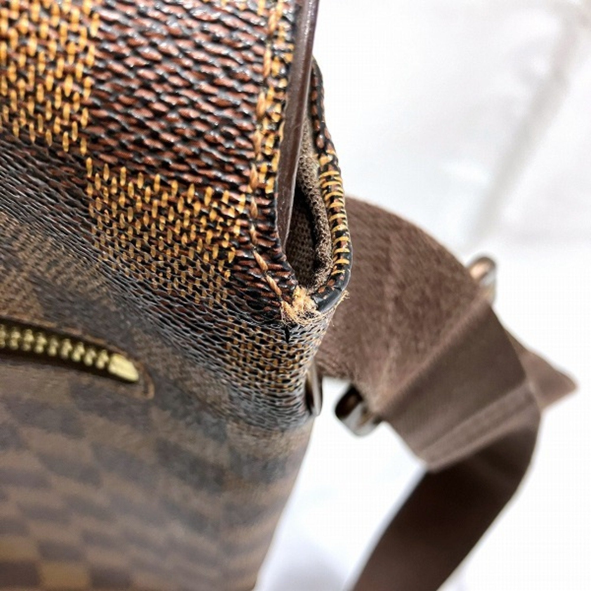 Louis Vuitton Brown Shoulder Bag (Pre-Owned)