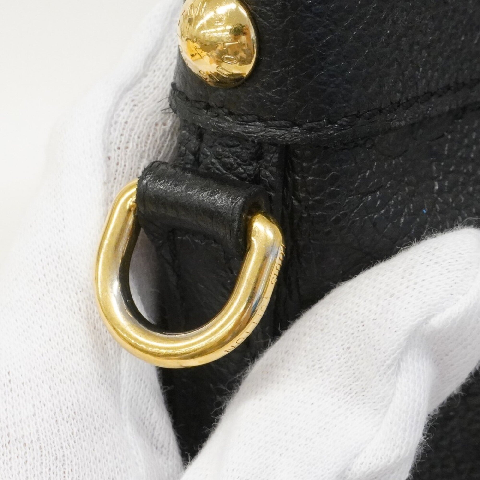 Louis Vuitton Noir Handbag (Pre-Owned)