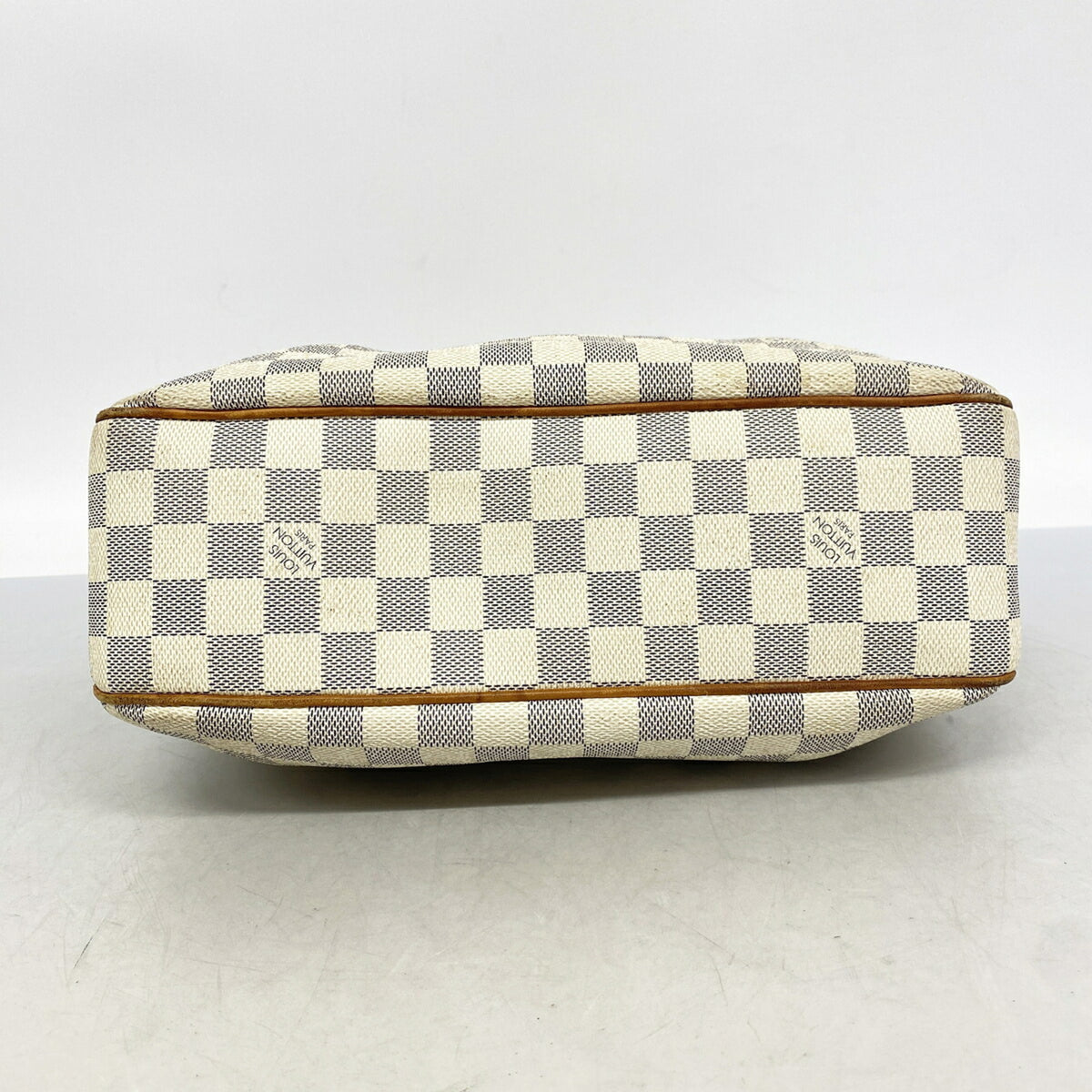 Louis Vuitton White Shoulder Bag (Pre-Owned)