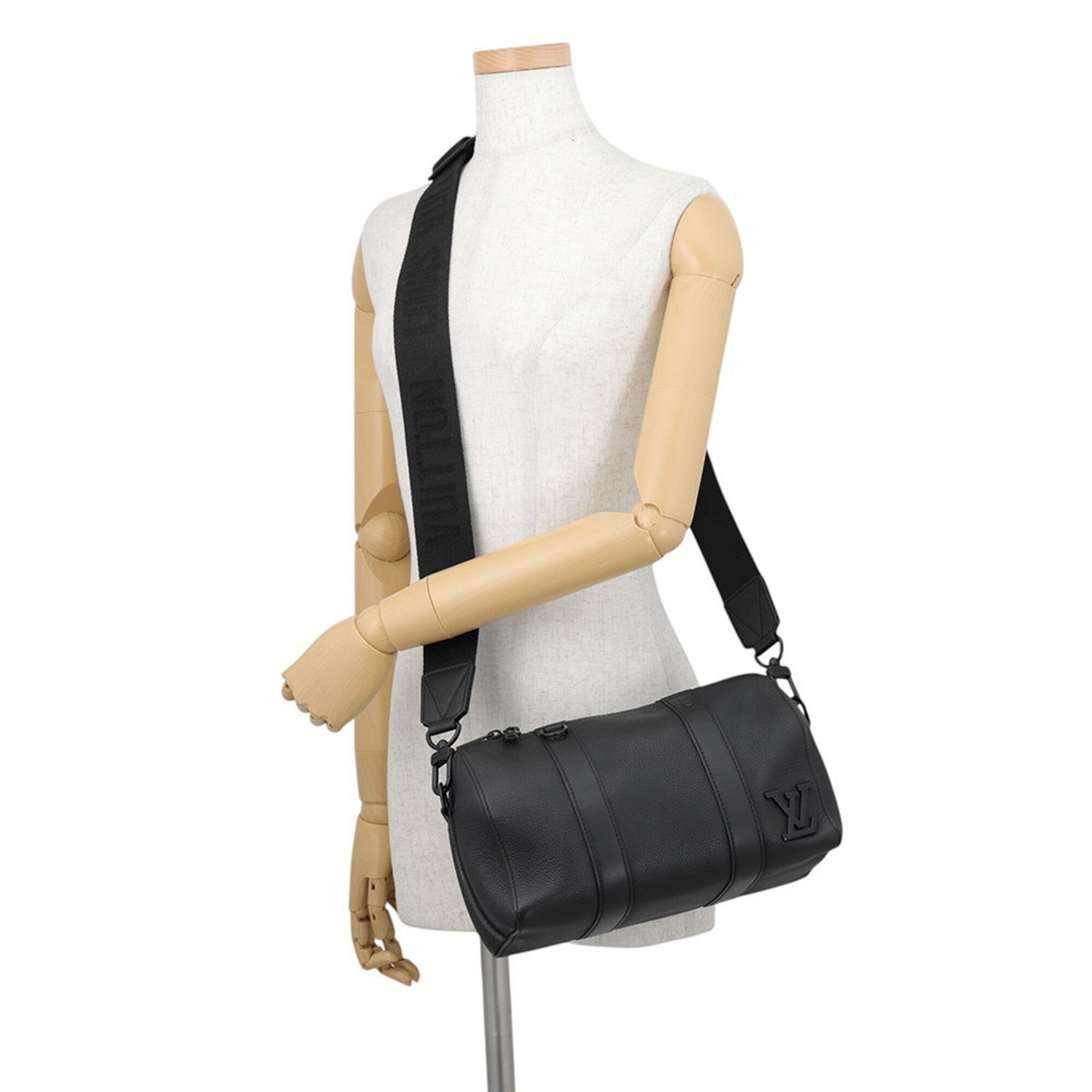 Louis Vuitton Noir Leather Shoulder Bag (Pre-Owned)