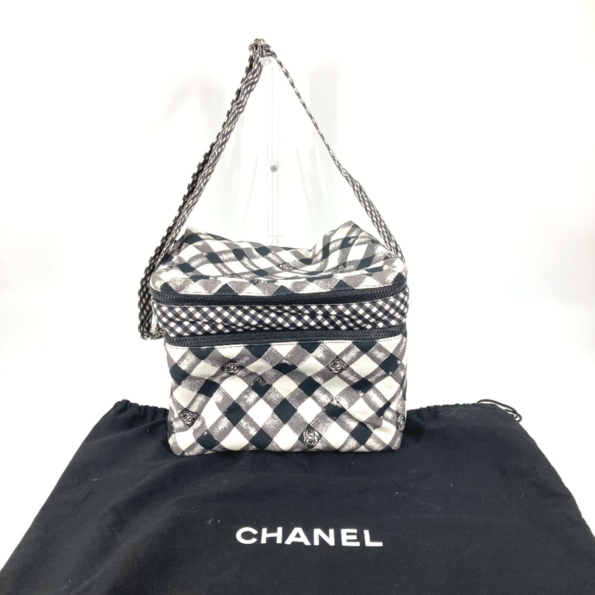 Chanel White Cloth Shoulder Bag (Pre-Owned)