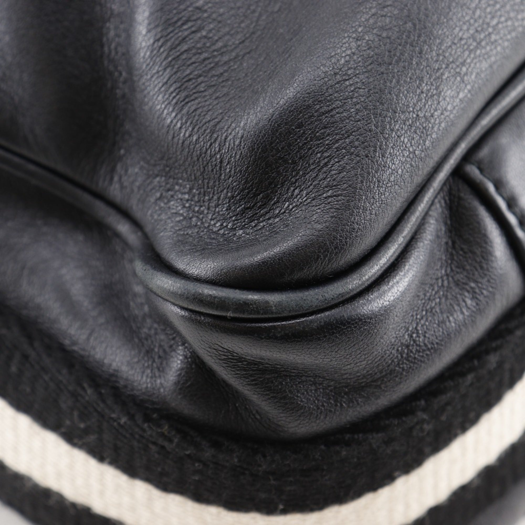 Bally Black Leather Shoulder Bag (Pre-Owned)