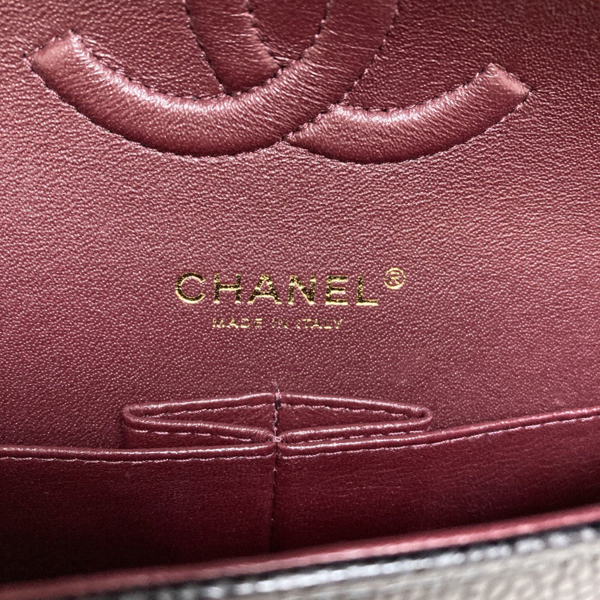 Chanel Black Leather Shoulder Bag (Pre-Owned)