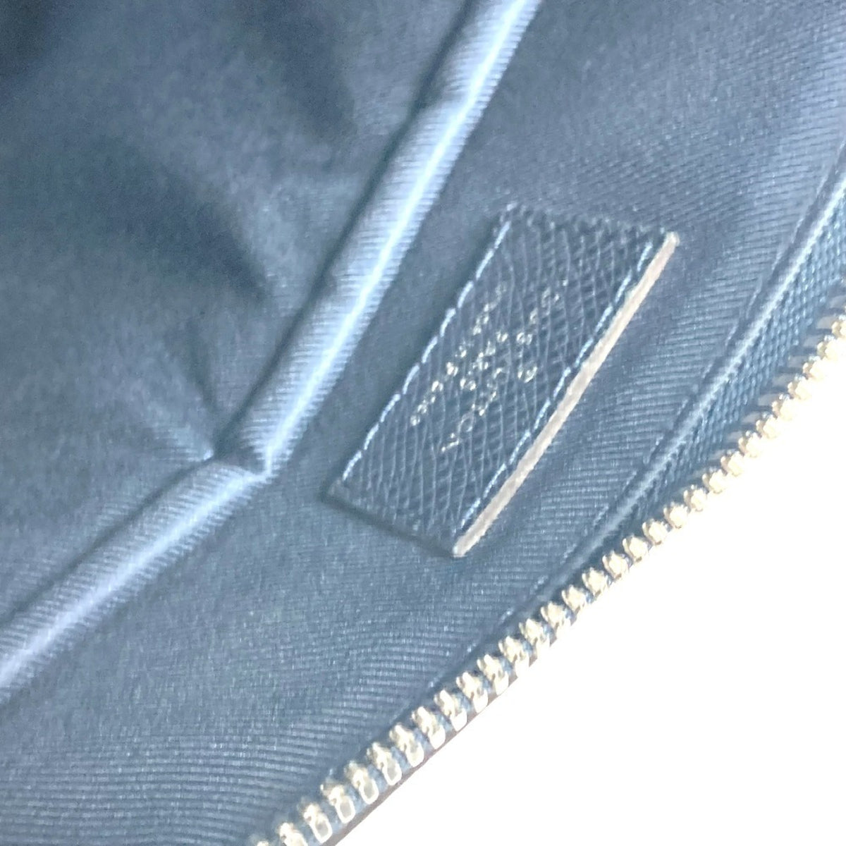 Louis Vuitton Navy Taiga Leather Shoulder Bag (Pre-Owned)