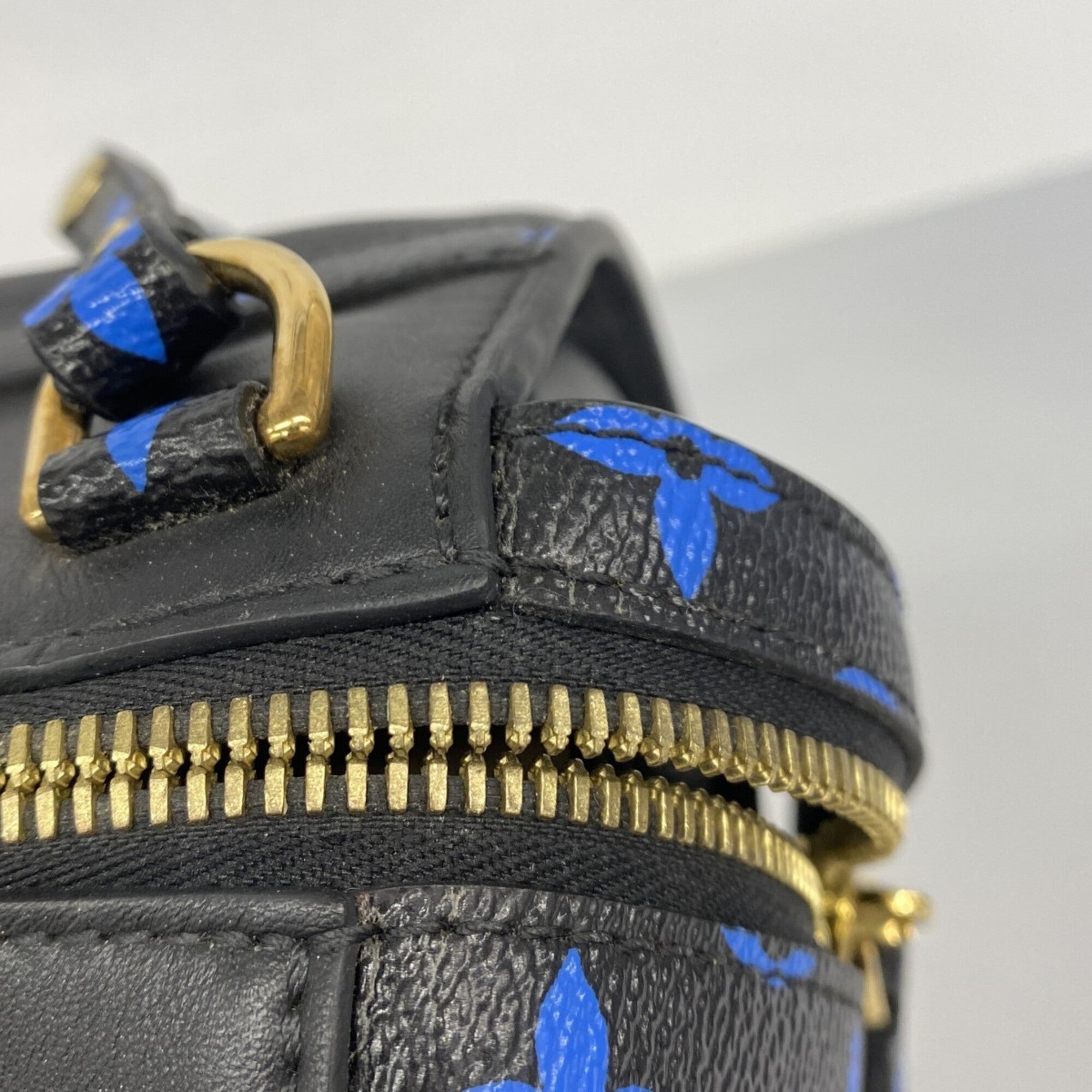 Louis Vuitton Noir Shoulder Bag (Pre-Owned)