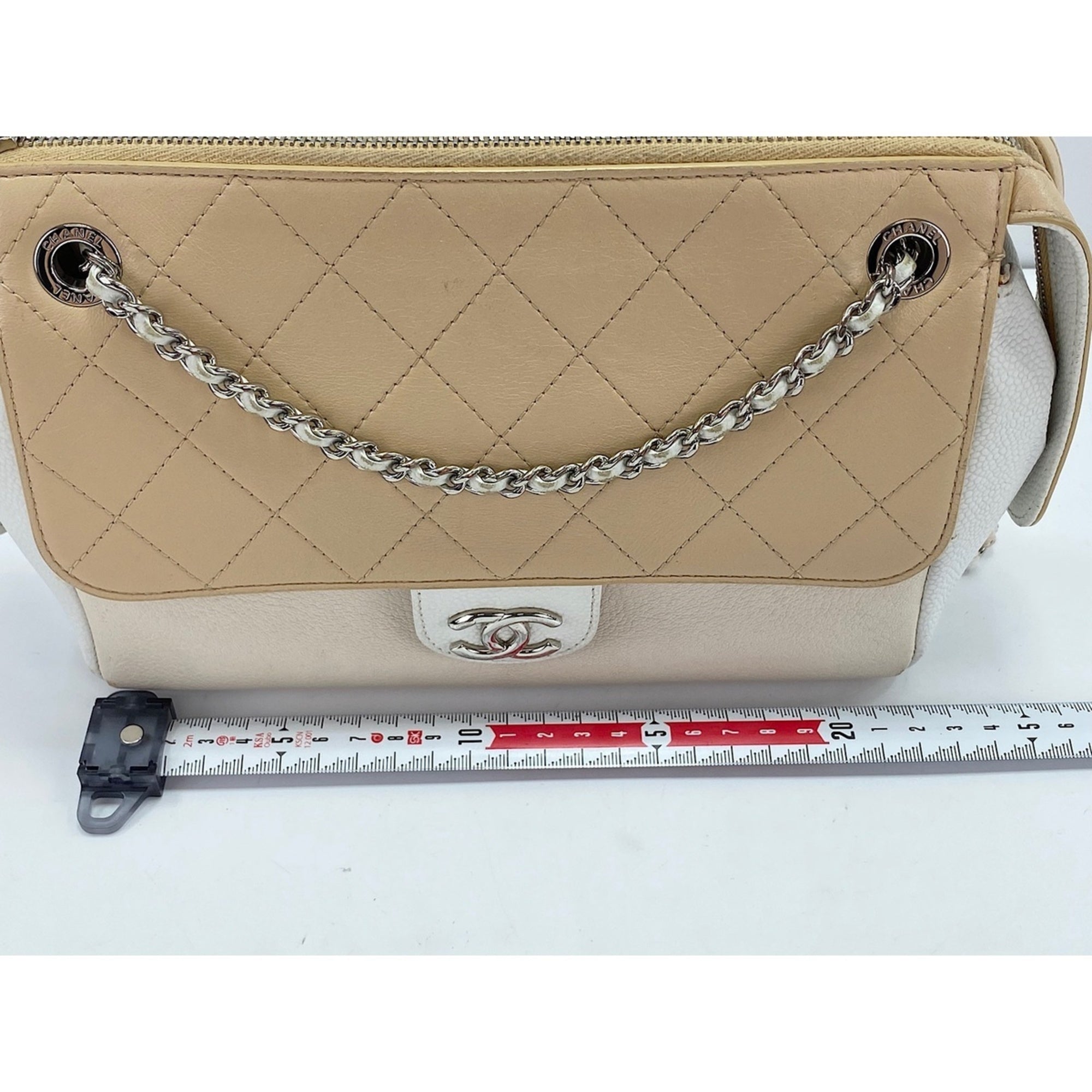 Chanel White Shoulder Bag (Pre-Owned)