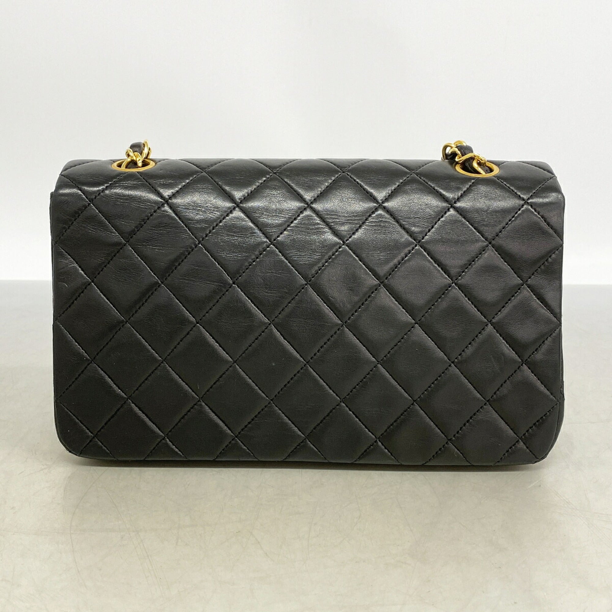 Chanel Black Leather Shoulder Bag (Pre-Owned)