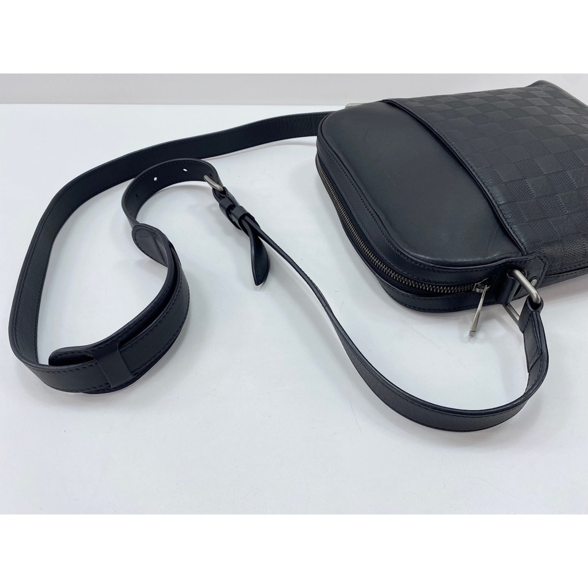 Louis Vuitton Black Pochette Shoulder Bag (Pre-Owned)