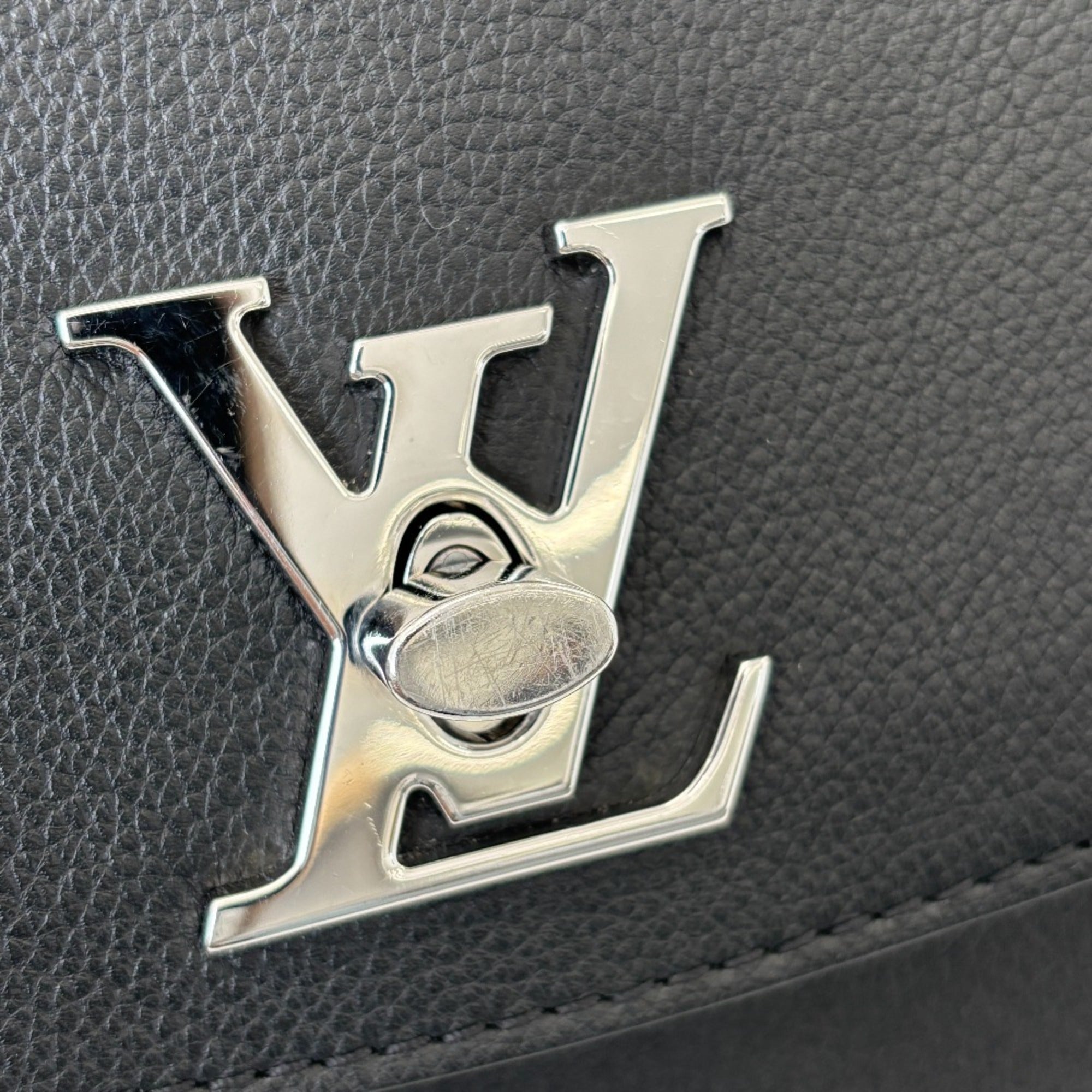Louis Vuitton Black Leather Handbag Shoulder Bag (Pre-Owned)