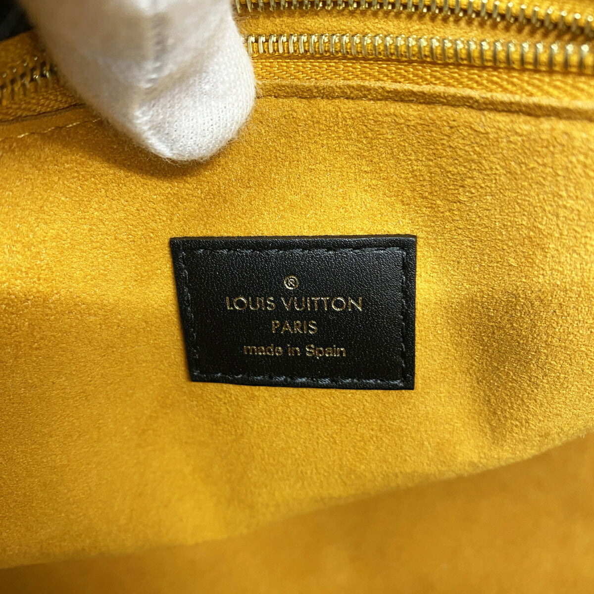 Louis Vuitton Noir Handbag (Pre-Owned)