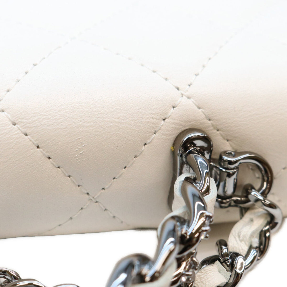 Chanel White Shoulder Bag (Pre-Owned)