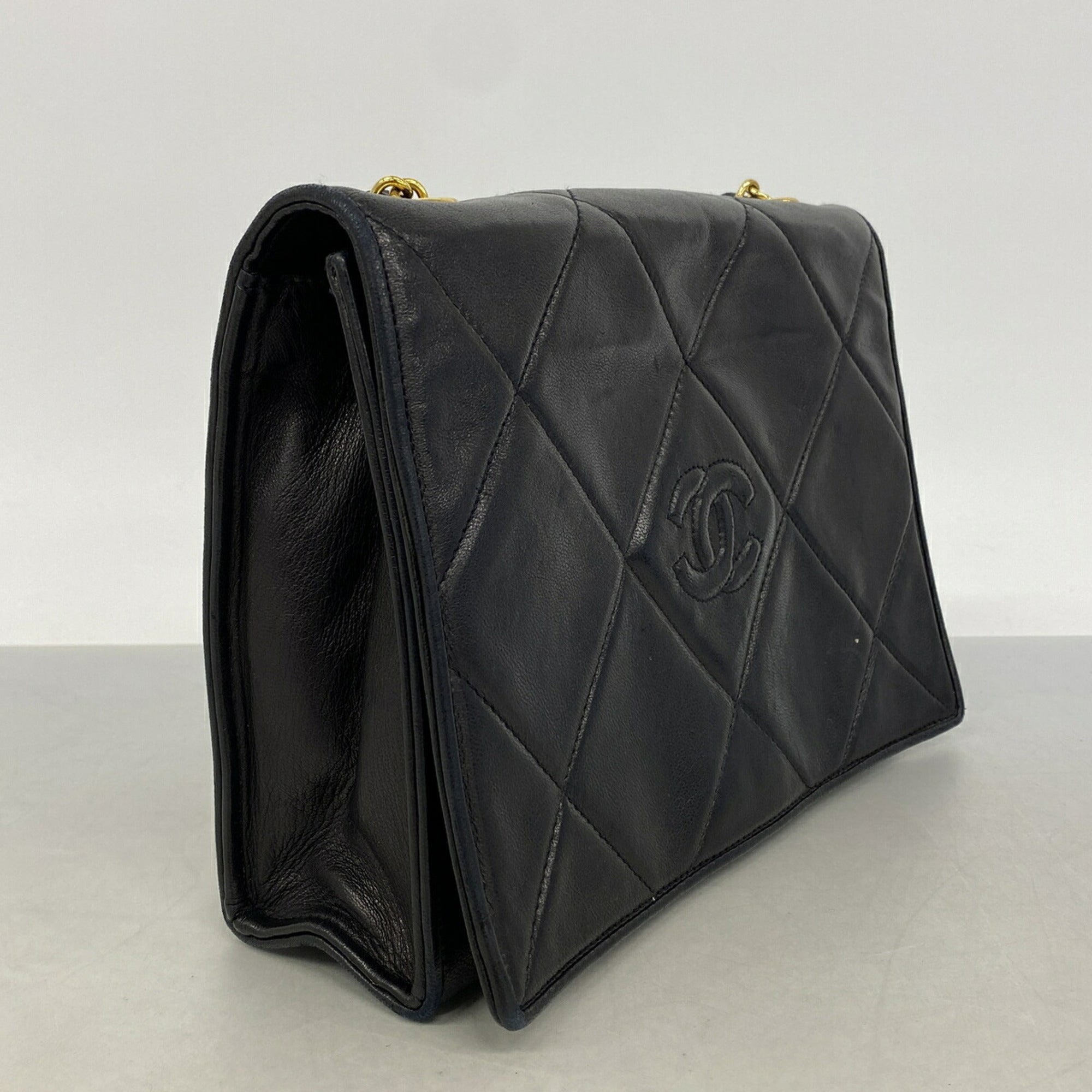 Chanel Black Leather Shoulder Bag (Pre-Owned)