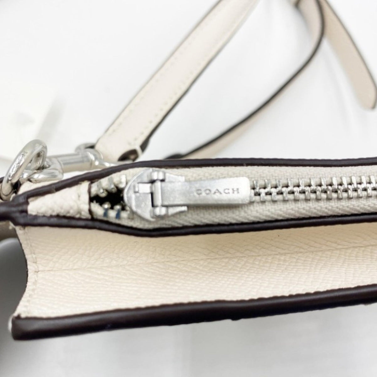 Coach White Leather Shoulder Bag (Pre-Owned)